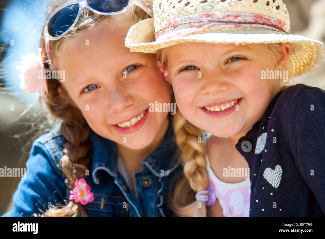 Close up visage tourné de deux jeunes amies smiling avec ensemble à l'extérieur. Banque D'Images