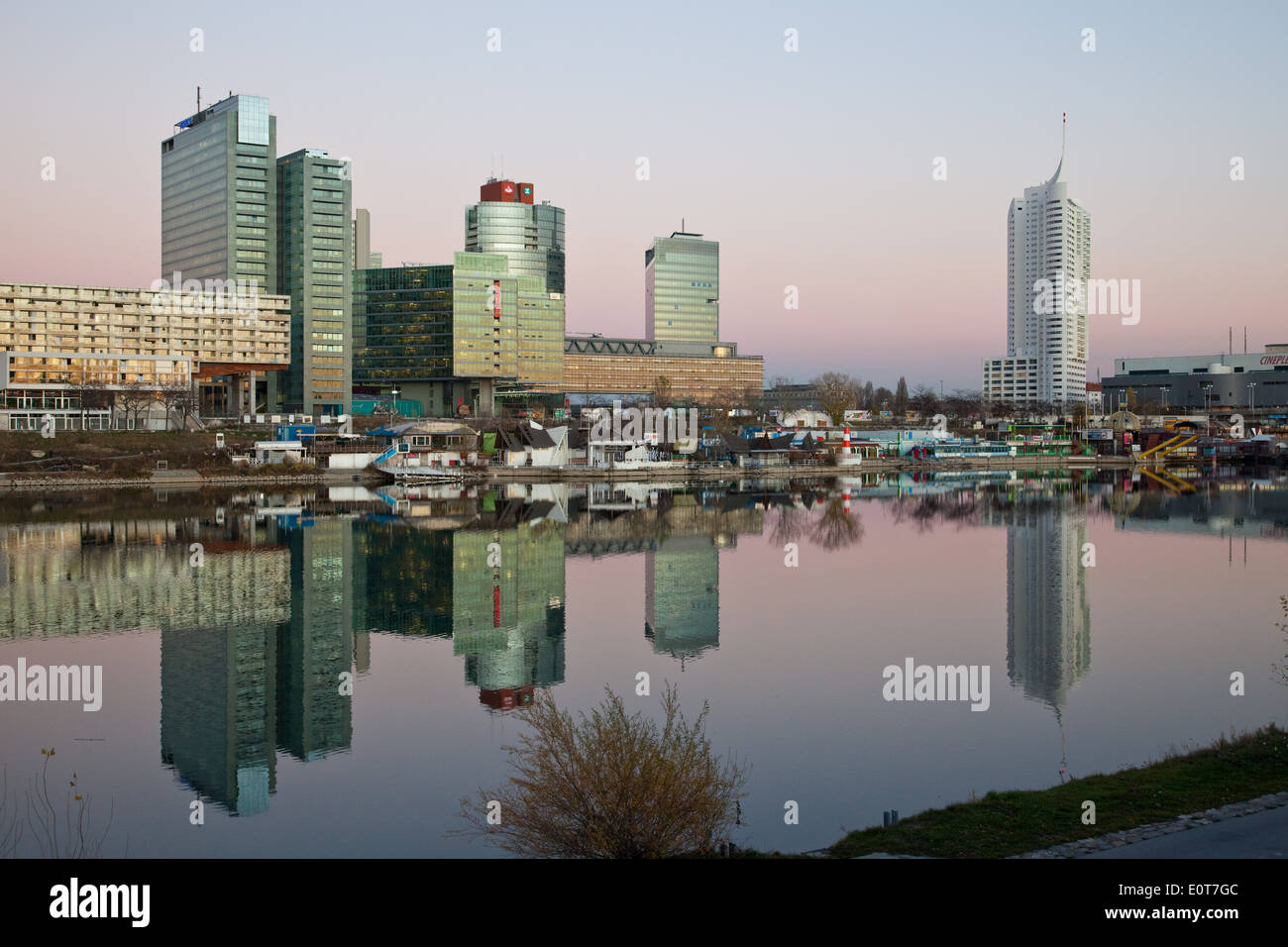 Donaucity dans der Dämmerung, Wien, Österreich - Danube city at Dusk, Vienne, Autriche Banque D'Images