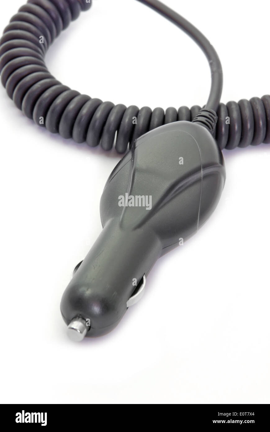 Chargeur allume-cigare avec câble noir sur fond blanc. Banque D'Images