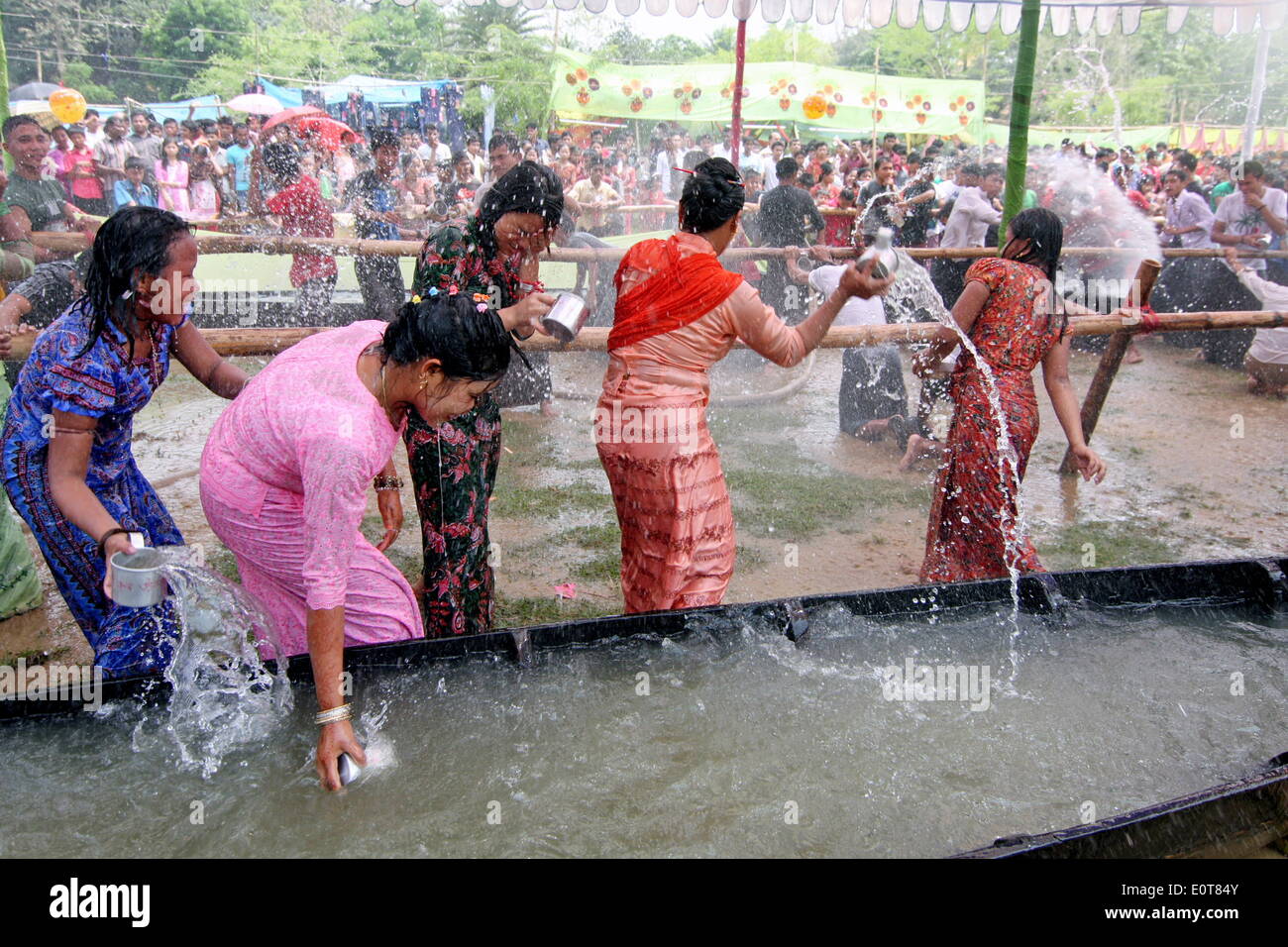 BANDARBAN, BANGLADESH - 15 avril : Célébration de Sangrai ou un festival de jeter de l'eau festival pour célébrer l'arrivée de Bangla Nouvel An, l'élément eau est l'objet de l'événement. Il est fait avec la participation des garçons et des filles qui sont toujours célibataires. Ils sont positionnés dans les deux côtés d'une arène dans laquelle des tables ou des bassins d'eau qui sont à l'avant et ils splash l'eau l'un contre l'autre. On pense qu'aux projections d'eau est un moyen d'exprimer des sentiments d'amour. (Photo de Md. Akhlas Uddin/Pacific Press) Banque D'Images