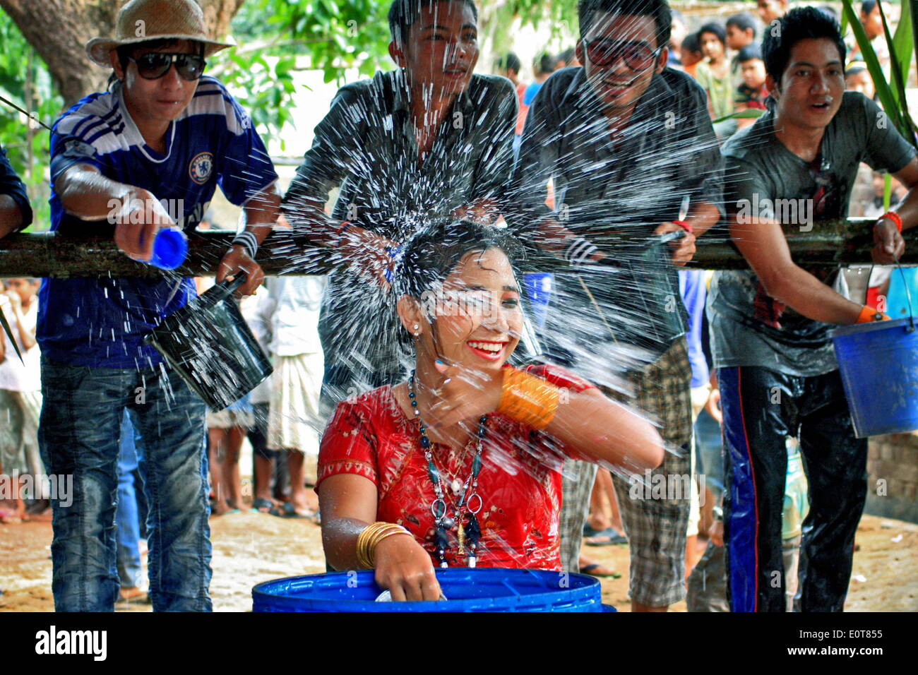 BANDARBAN, BANGLADESH - 15 avril : Célébration de Sangrai ou un festival de jeter de l'eau festival pour célébrer l'arrivée de Bangla Nouvel An, l'élément eau est l'objet de l'événement. Il est fait avec la participation des garçons et des filles qui sont toujours célibataires. Ils sont positionnés dans les deux côtés d'une arène dans laquelle des tables ou des bassins d'eau qui sont à l'avant et ils splash l'eau l'un contre l'autre. On pense qu'aux projections d'eau est un moyen d'exprimer des sentiments d'amour. (Photo de Md. Akhlas Uddin/Pacific Press) Banque D'Images