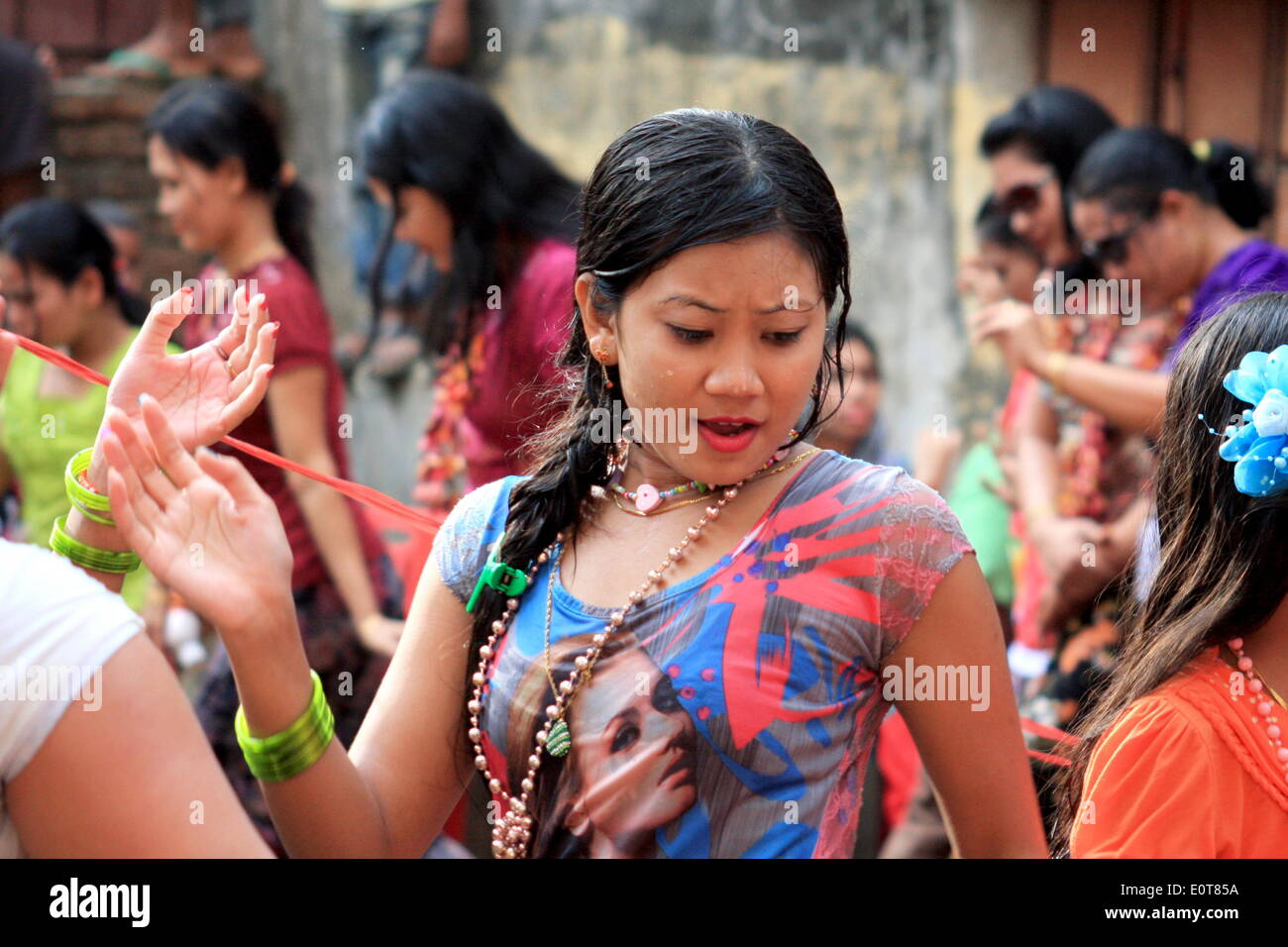 BANDARBAN, BANGLADESH - 15 avril : Célébration de Sangrai ou un festival de jeter de l'eau festival pour célébrer l'arrivée de Bangla Nouvel An, l'élément eau est l'objet de l'événement. Il est fait avec la participation des garçons et des filles qui sont toujours célibataires. Ils sont positionnés dans les deux côtés d'une arène dans laquelle des tables ou des bassins d'eau qui sont à l'avant et ils splash l'eau l'un contre l'autre. On pense qu'aux projections d'eau est un moyen d'exprimer des sentiments d'amour. (Photo de Md. Akhlas Uddin/Pacific Press) Banque D'Images