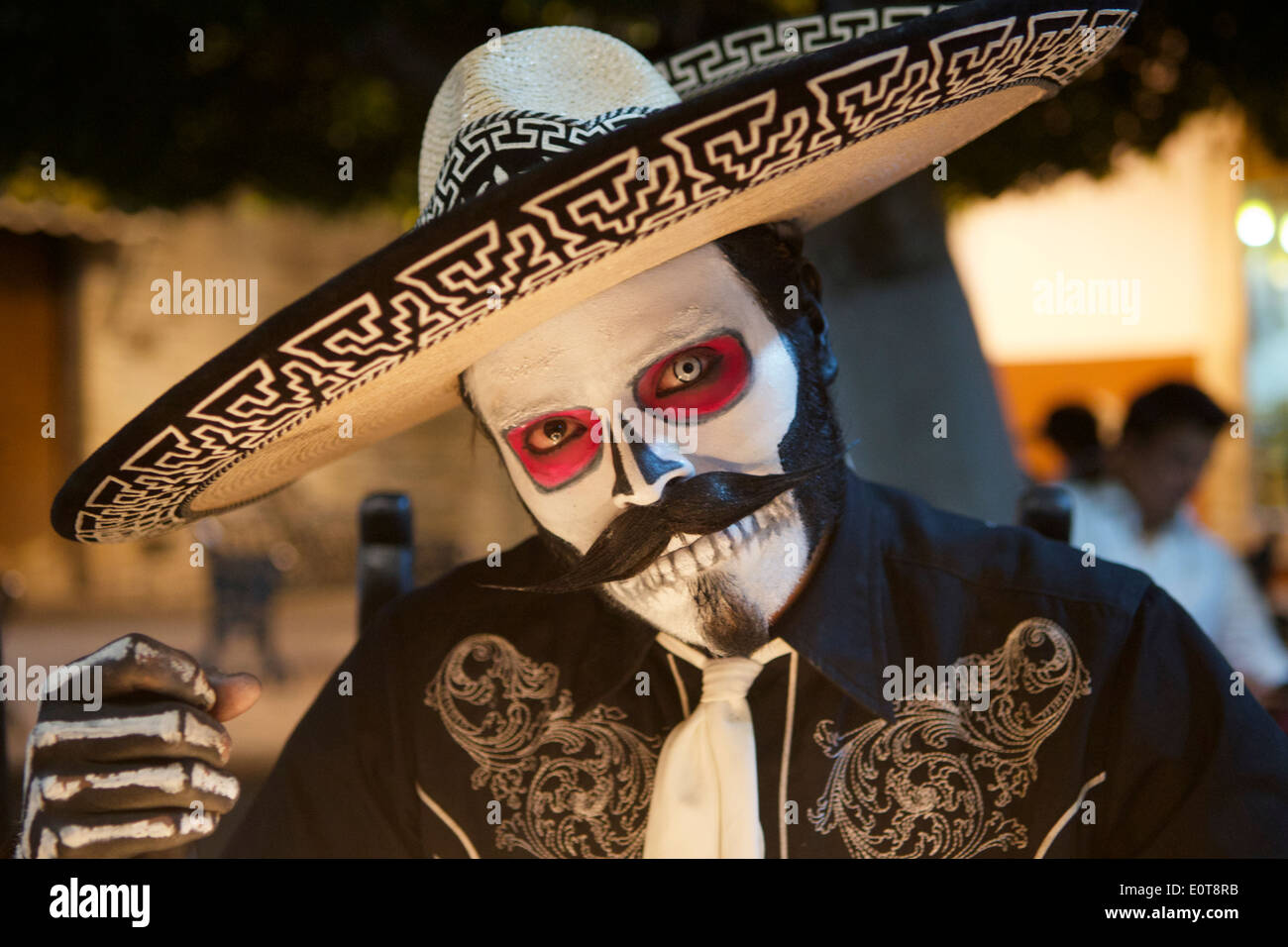Close-up street artiste mime habillé comme le Jour des Morts au Mexique Guanajuato nuit squelette Banque D'Images