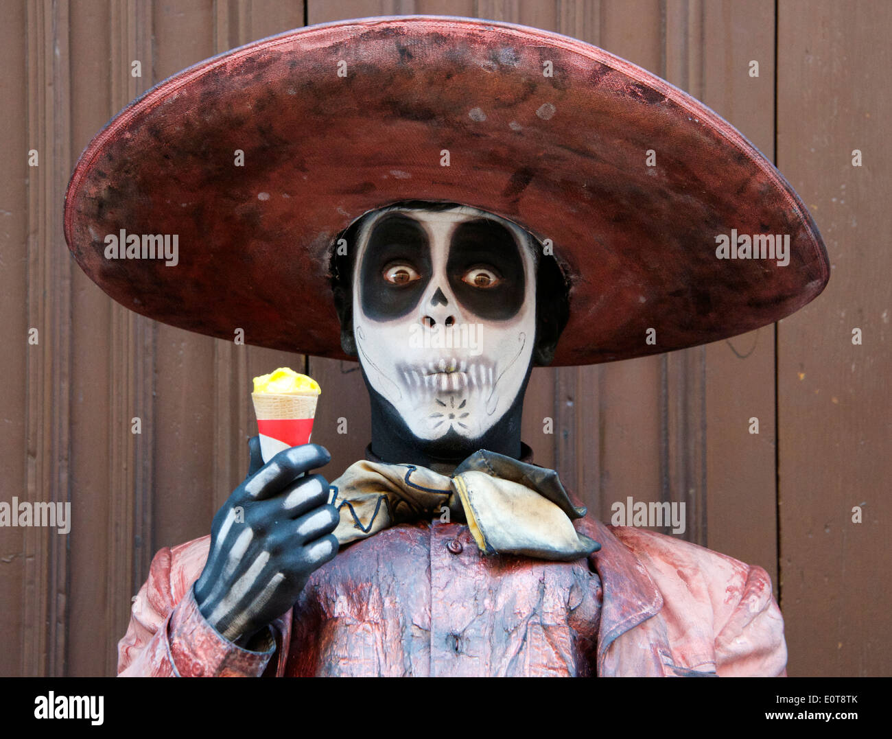 Close-up street artiste mime déguisé en squelette le Jour des Morts au Mexique Guanajuato Banque D'Images
