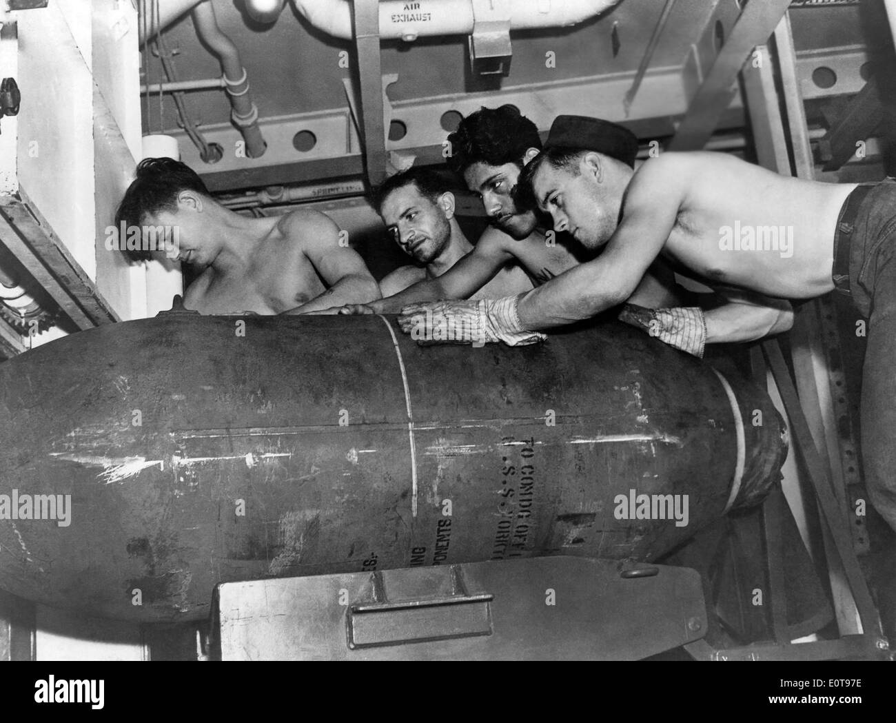 Avec des soldats à bord du USS Yorktown bombe, sur-ensemble de film documentaire, les combats Dame, 1944 Banque D'Images