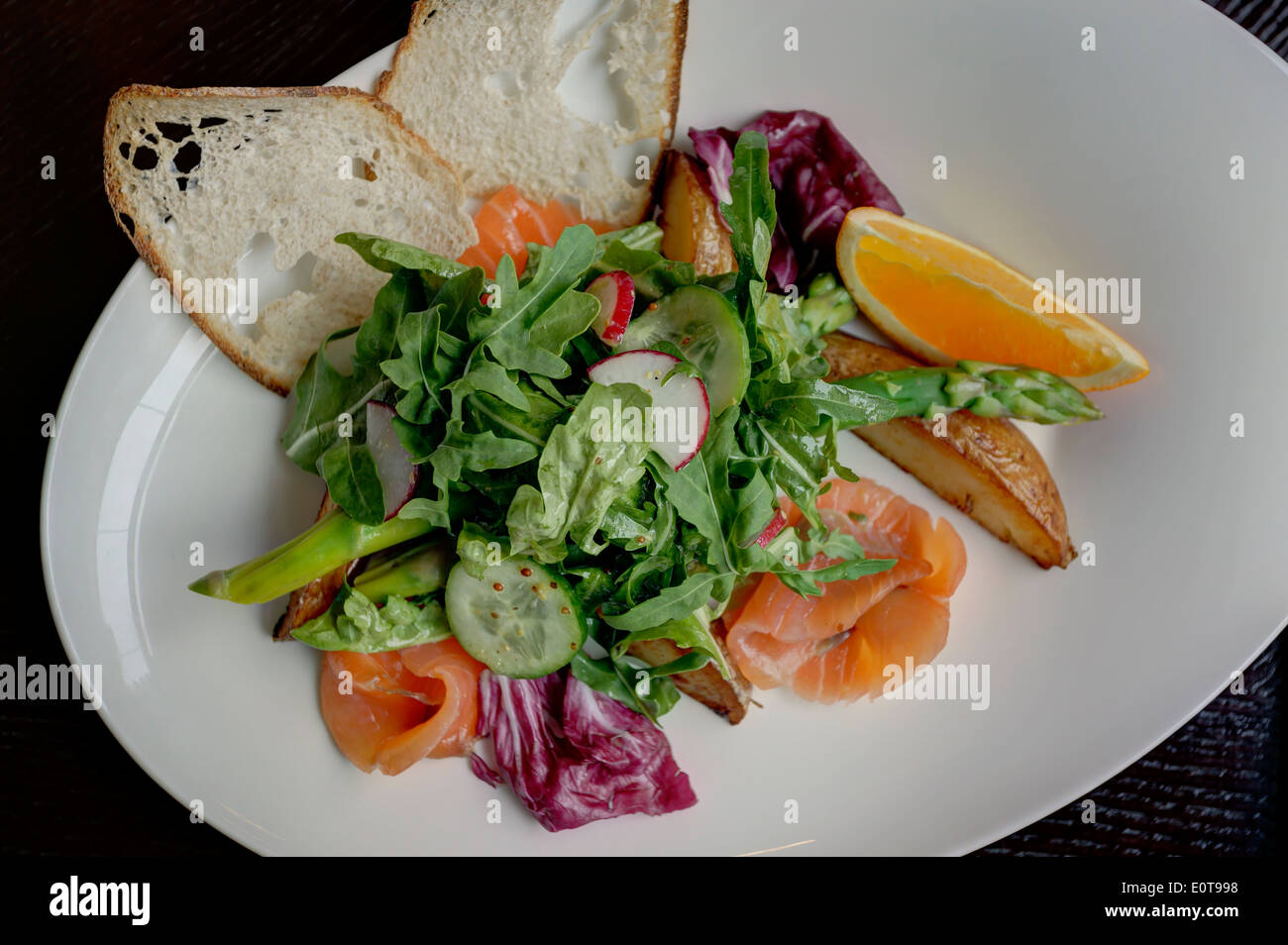 Avec salade de pommes de terre et saumon Banque D'Images