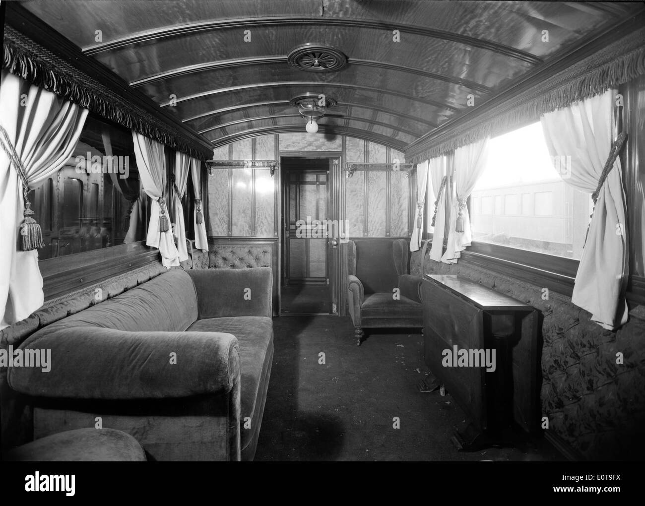 Companhia dos Caminhos de Ferro Portugueses (CP) est la compagnie ferroviaire nationale portugaise. Elle fournit des services ferroviaires essentiels dans tout le pays, offrant à la fois le transport de passagers et de marchandises. Mário Novais a documenté les trains et l'infrastructure ferroviaire de la société, mettant en évidence l'impact du transport ferroviaire dans la vie quotidienne portugaise. Banque D'Images