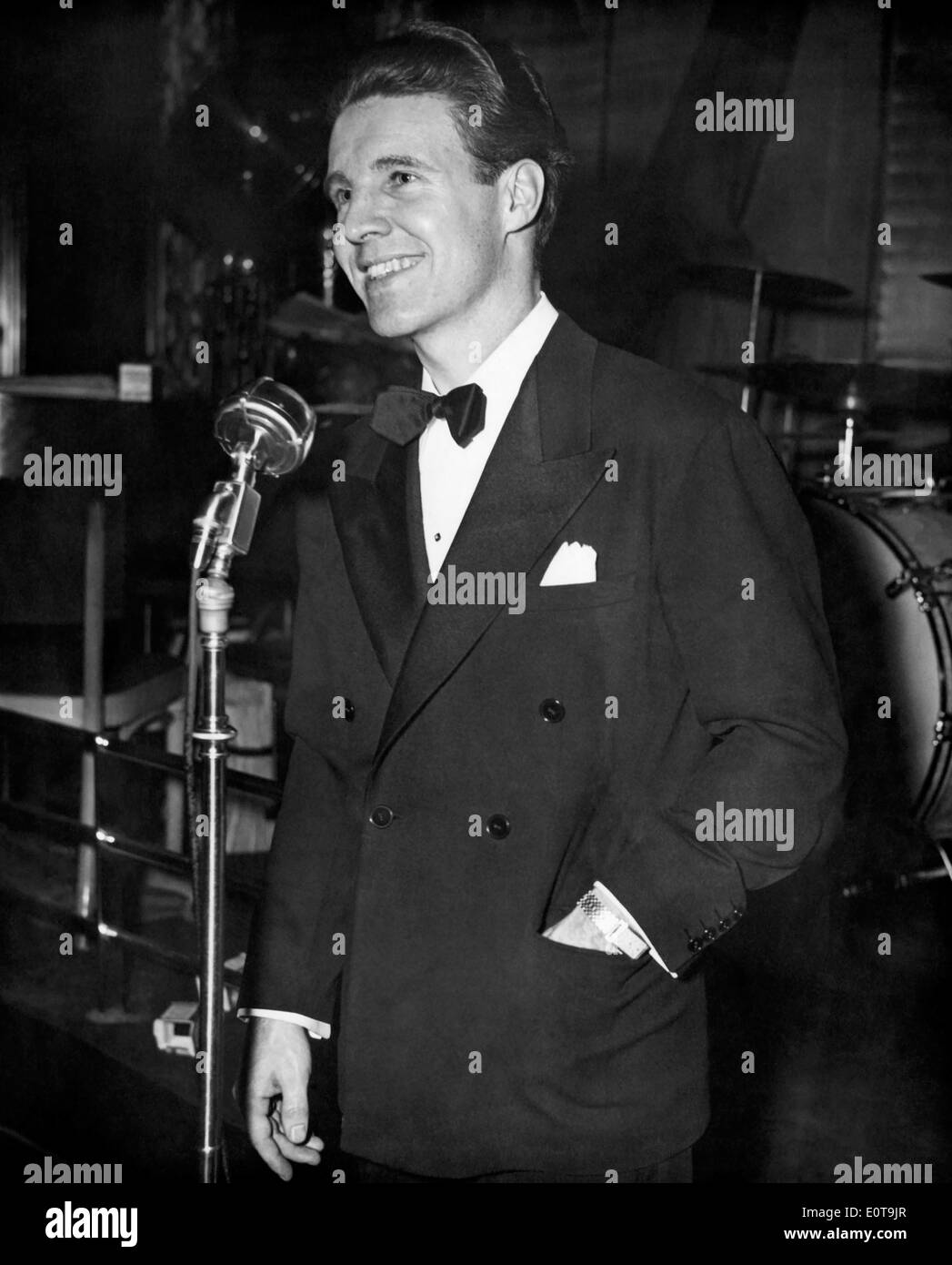 Ozzie Nelson, Leader du groupe américain, acteur de cinéma et de télévision, Portrait in Tuxedo, vers 1940 Banque D'Images