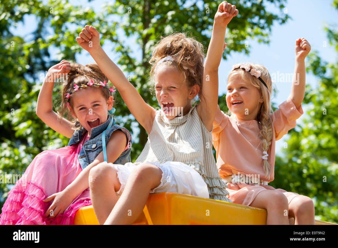 Des enfants heureux et mains en criant. Banque D'Images
