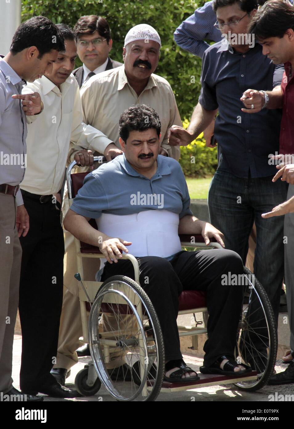 Islamabad, Pakistan. 19 mai, 2014. Journaliste de télévision pakistanais leader Hamid Mir, (C), qui a survécu à une attaque par gumen Avril à Karachi, est entouré de journalistes, il quitte la Cour suprême dans un fauteuil roulant après sa comparution devant la commission judiciaire à Islamabad le 19 mai 2014. Les journalistes au Pakistan sont "en état de siège", Amnesty International a mis en garde, vivre avec la menace constante de violence de la part d'agences de renseignements, des groupes armés comme les Talibans et même les partis politiques. Credit : PACIFIC PRESS/Alamy Live News Banque D'Images