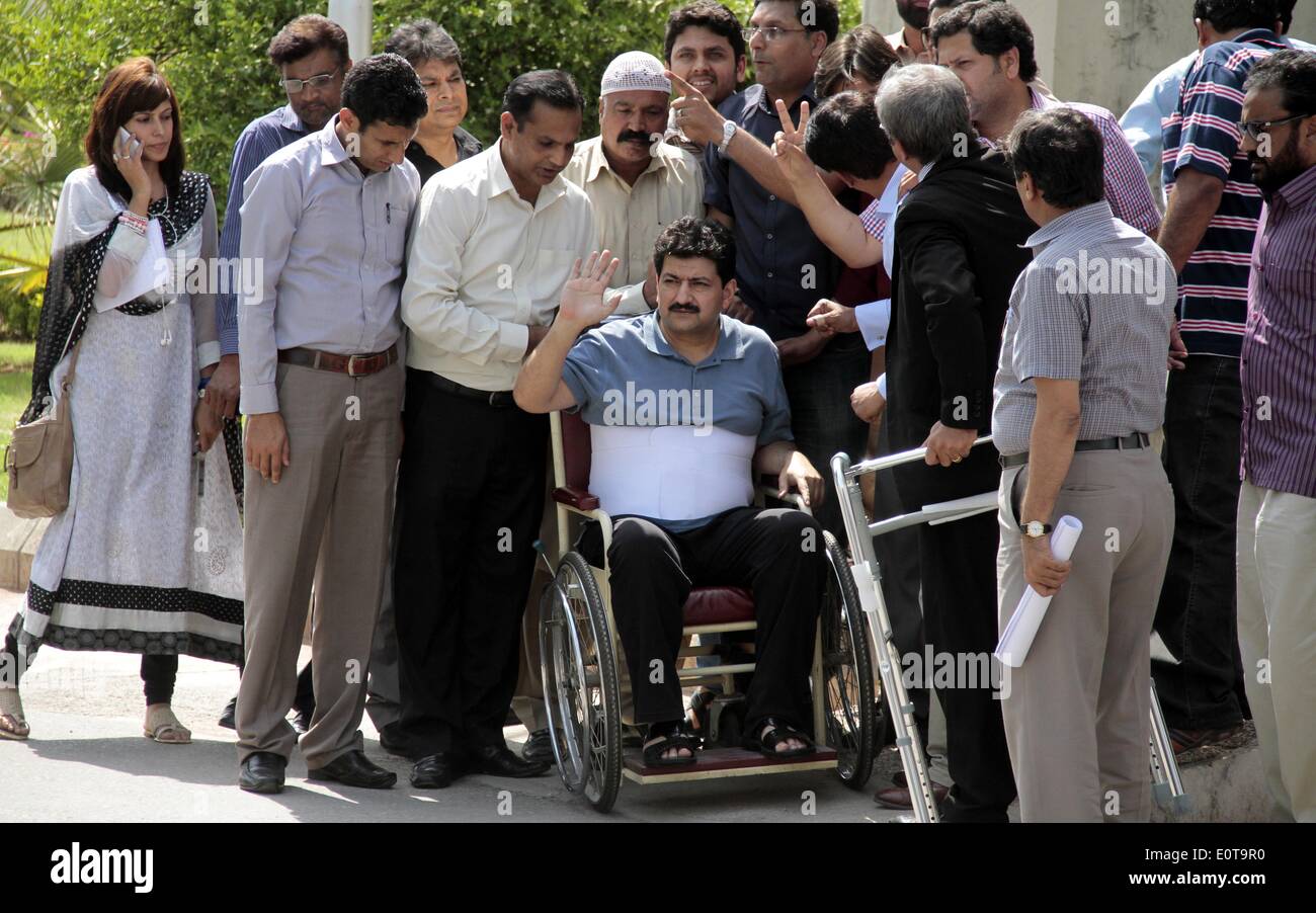 Islamabad, Pakistan. 19 mai, 2014. Journaliste de télévision pakistanais leader Hamid Mir, (C), qui a survécu à une attaque par gumen Avril à Karachi, est entouré de journalistes, il quitte la Cour suprême dans un fauteuil roulant après sa comparution devant la commission judiciaire à Islamabad le 19 mai 2014. Les journalistes au Pakistan sont "en état de siège", Amnesty International a mis en garde, vivre avec la menace constante de violence de la part d'agences de renseignements, des groupes armés comme les Talibans et même les partis politiques. Credit : PACIFIC PRESS/Alamy Live News Banque D'Images