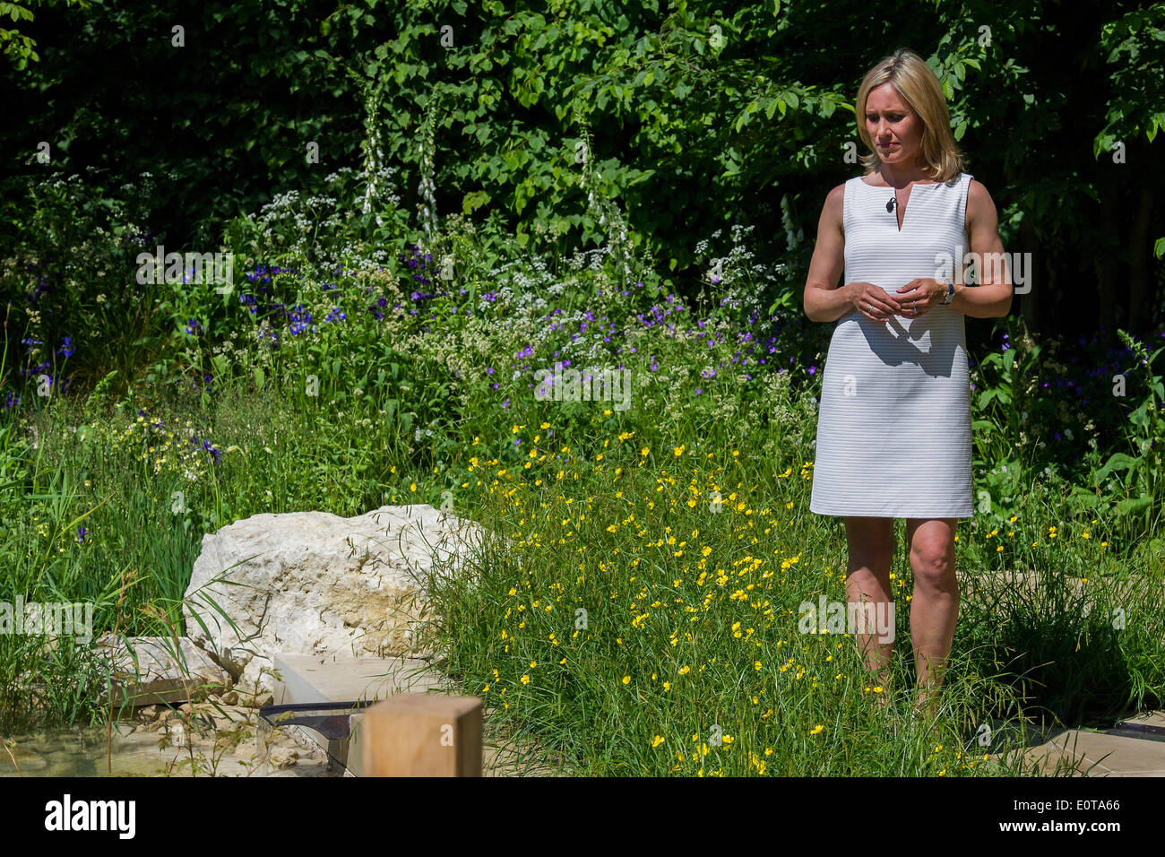 Sophie Raworth dans l'Homebase jardin. La Chelsea Flower Show 2014. Le Royal Hospital, Chelsea, London, UK Banque D'Images