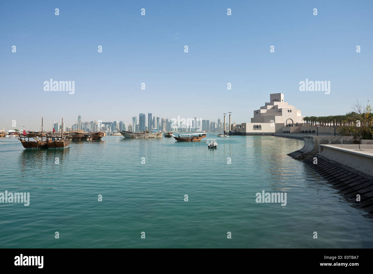 Doha. Le Qatar. Vue sur la baie de Doha vers le Musée d'Art Islamique (à droite) et West Bay, quartier des affaires. Banque D'Images