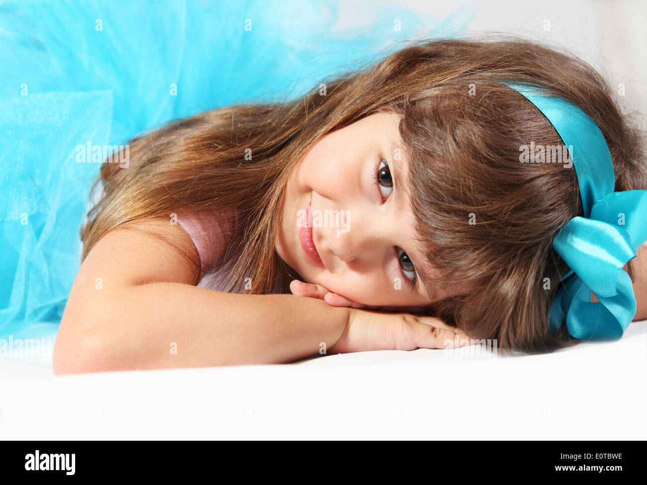 Nice Cute Smiling Girl Portrait Studio Shot Banque D'Images