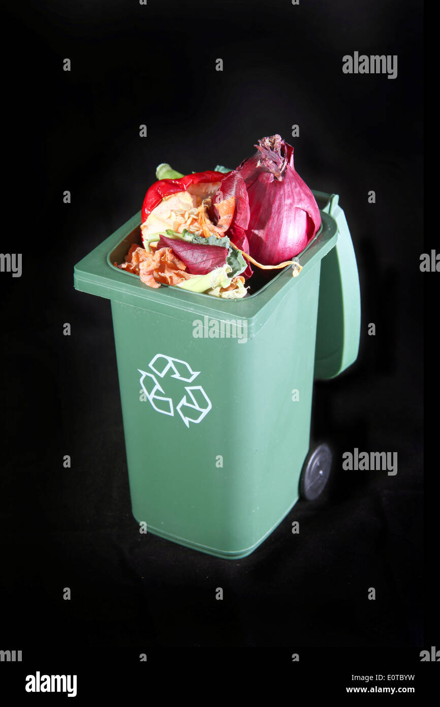 Le recyclage des déchets ou résidus de poubelle avec légumes à l'intérieur  pour mettre au compost sur un fond noir Photo Stock - Alamy