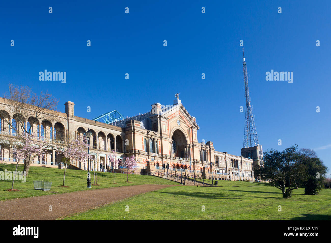 Alexandra Palace vue extérieure au printemps avec des fleurs roses sur les arbres Haringey Muswell Hill North London England UK Banque D'Images