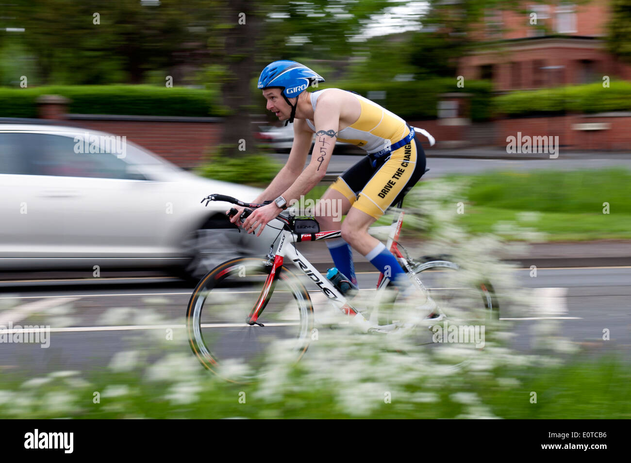 Cycliste masculin à la vitesse dans le Triathlon 220 Stratford Banque D'Images