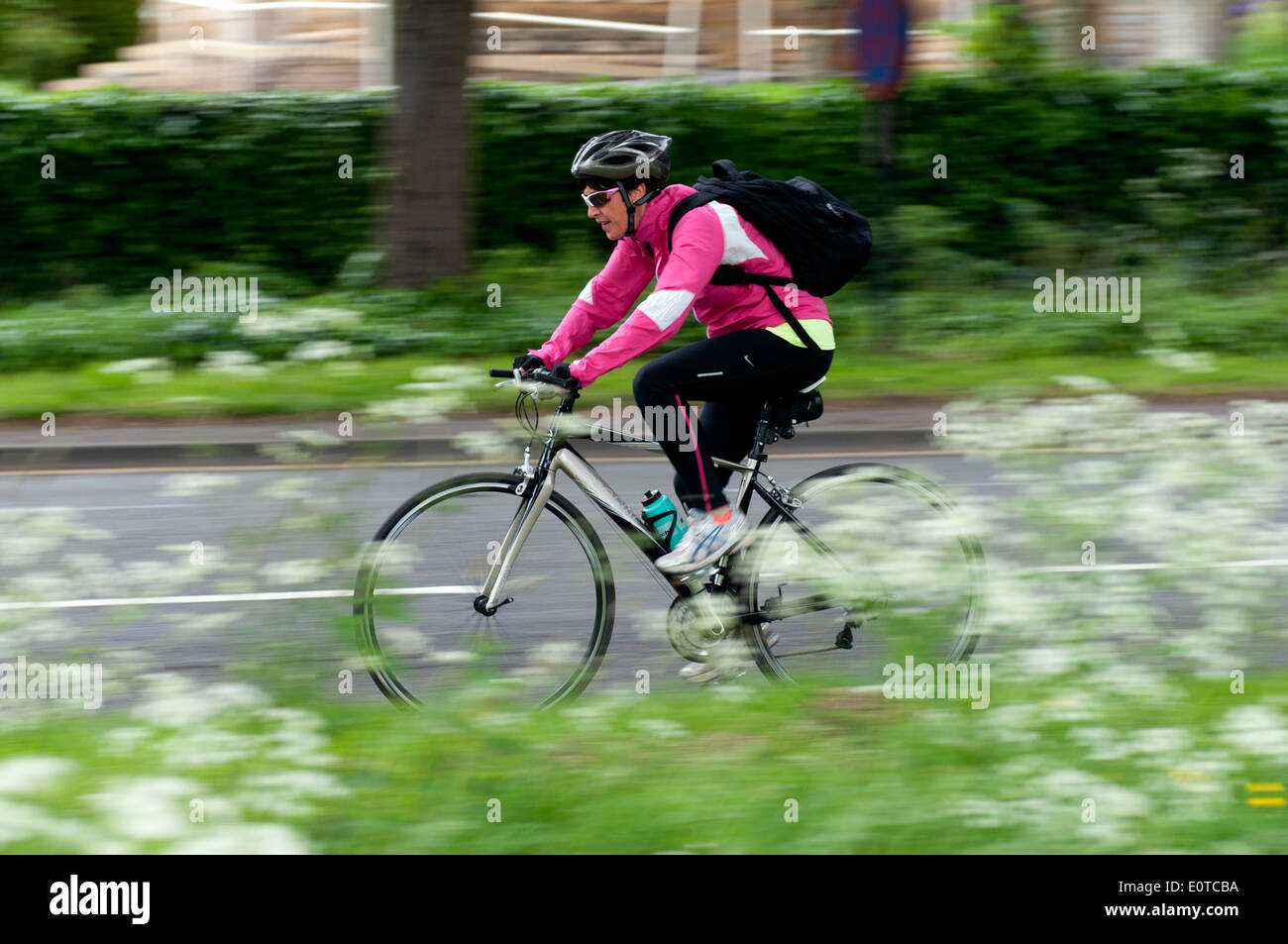 Cycliste femme en vitesse, vue latérale, dans le Triathlon 220 Stratford Banque D'Images