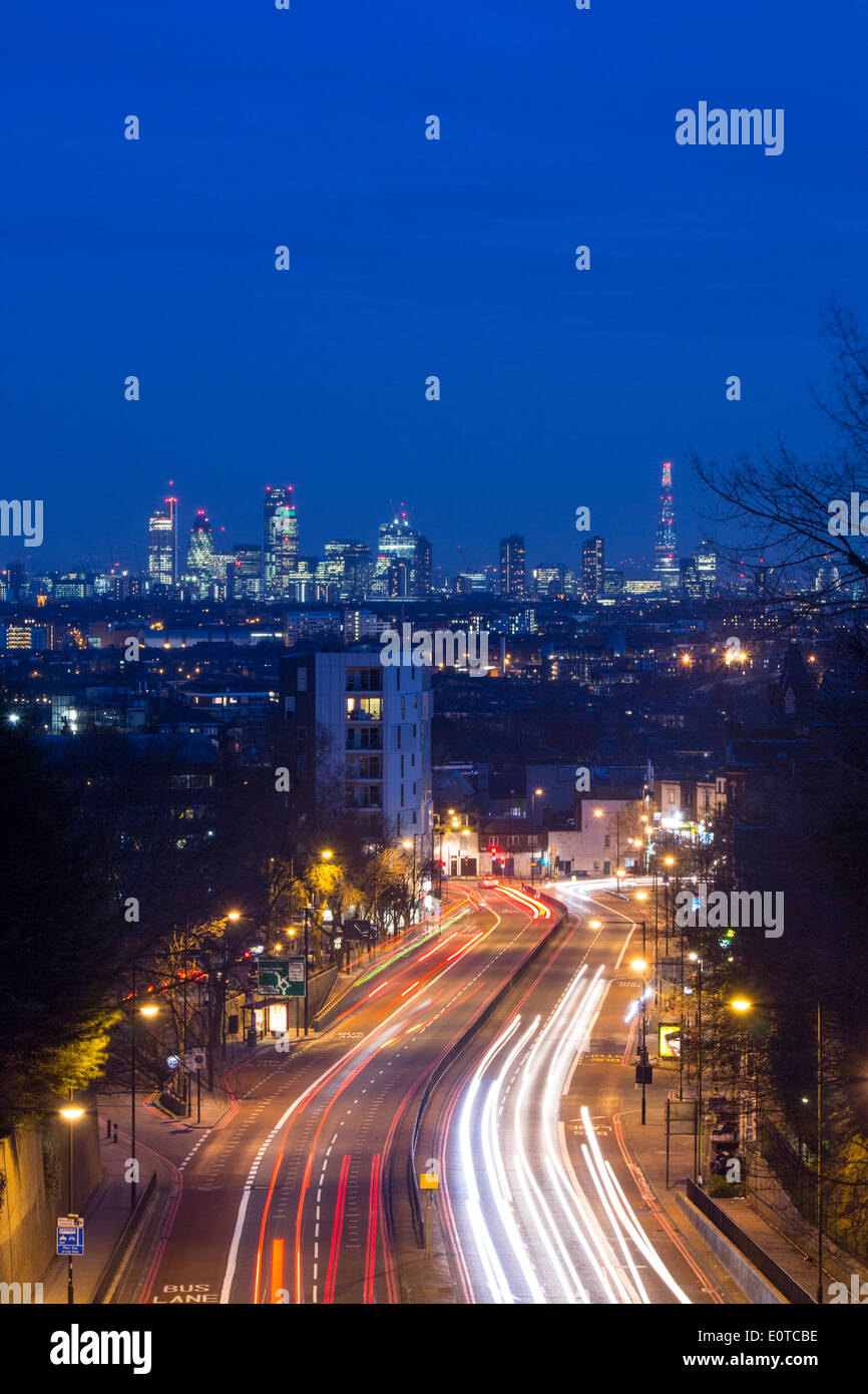 Vue du pont d'Archway à Londres sur les toits de la ville et de l'écharde dans la nuit avec des pistes de circulation sur route en premier plan London England UK Banque D'Images