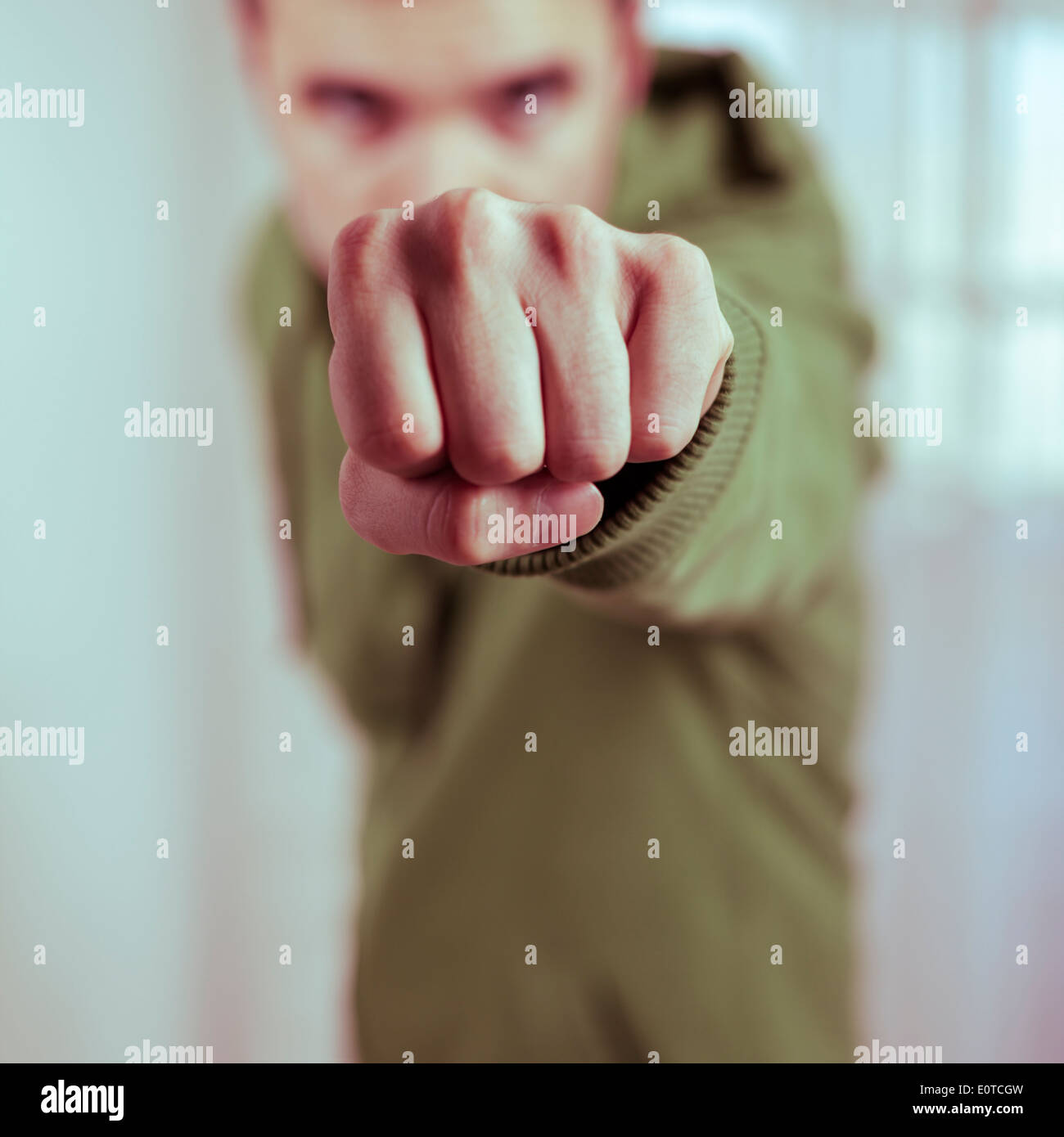 Homme dangereux montrant le poing. Banque D'Images