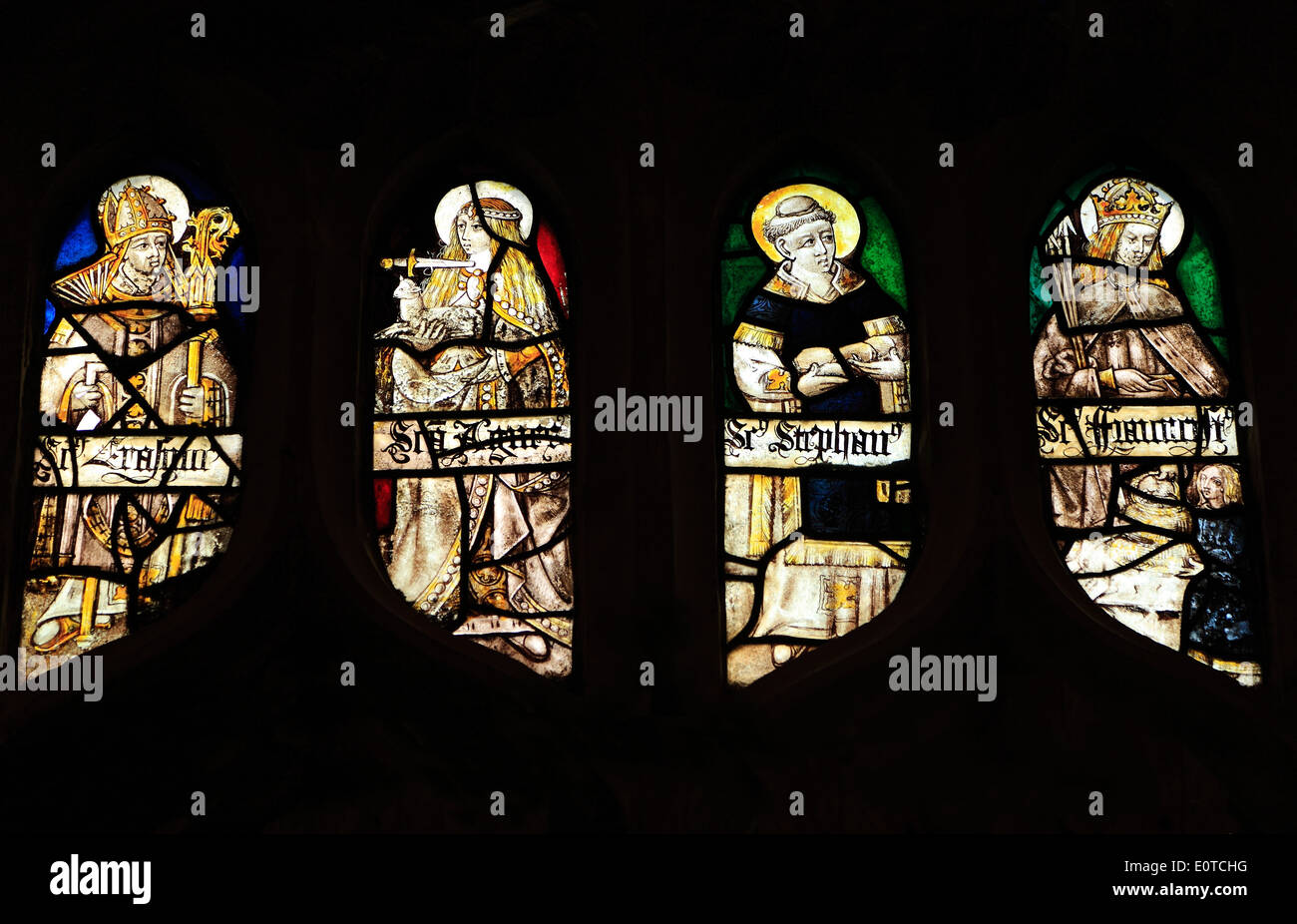 Vitrail médiéval, Saint Erasme, évêque de Formia, St Agnes, St. Stephen, Sandringham, Norfolk, Angleterre l'église paroissiale Banque D'Images