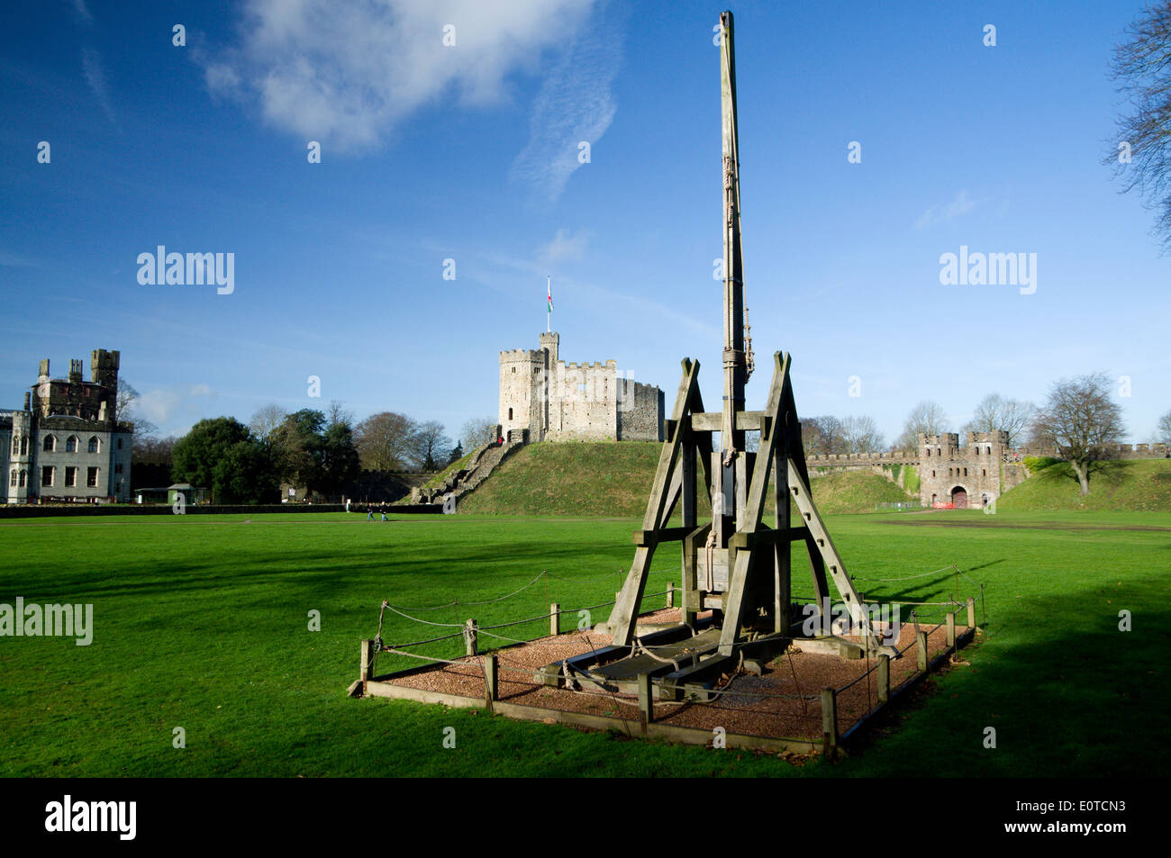 Donjon normand et Trebuchet, du château de Cardiff, Cardiff, Pays de Galles, Royaume-Uni. Banque D'Images