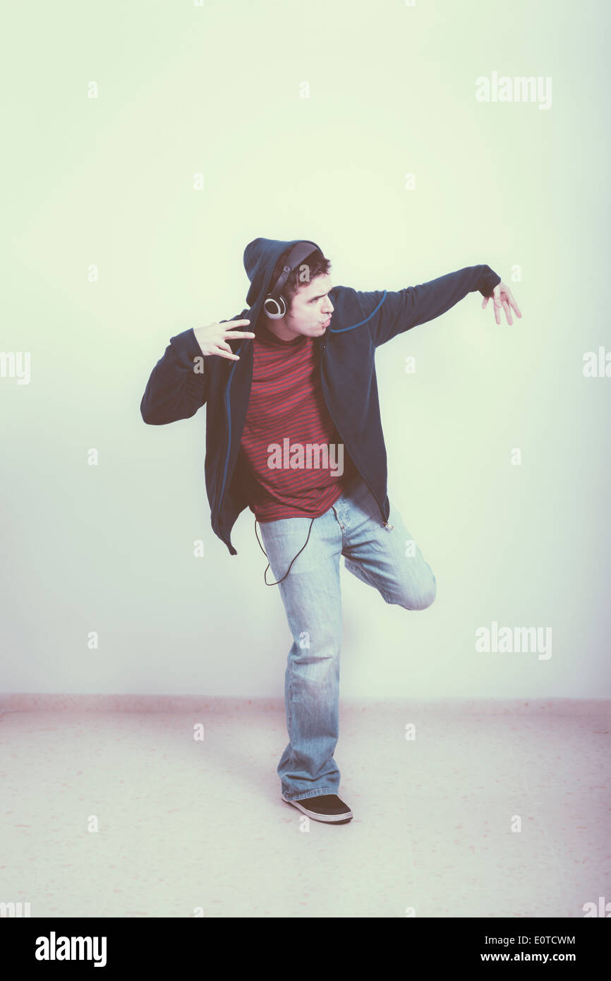 Homme cool avec un casque de danse. Banque D'Images