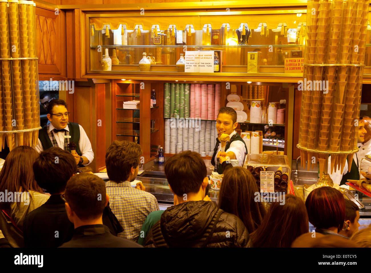 Personnel au service des glaces italiennes ( gelato ) dans le célèbre Gelateria Giolitti, Rome, Italie Banque D'Images