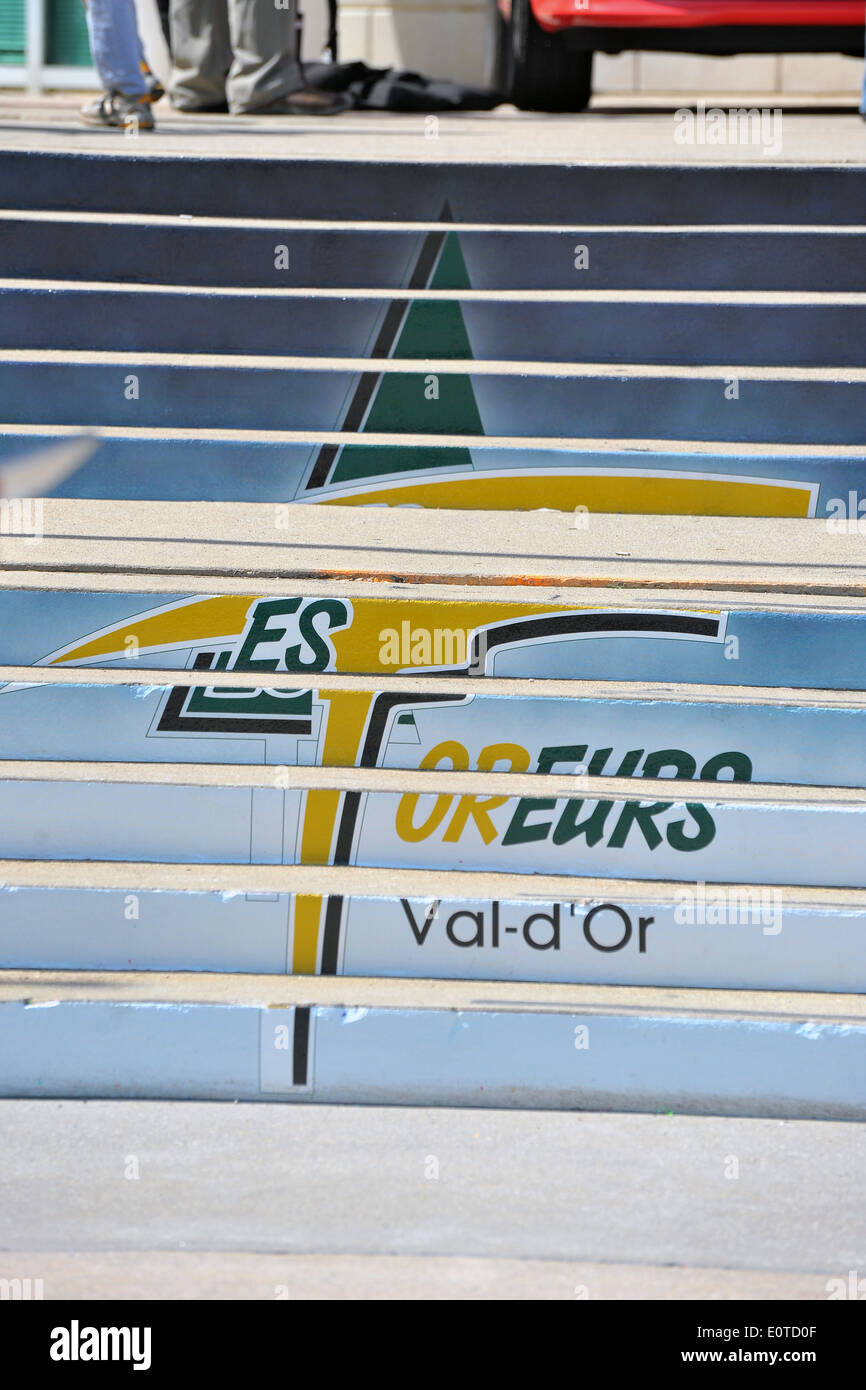 Les Foreurs de Val-d'or de hockey sur glace de logo sur les marches à l'extérieur de John Labatt Centre à London (Ontario). Banque D'Images Les Foreurs de Val-d'or de hockey sur glace de logo sur les marches à l'extérieur de John Labatt Centre à London (Ontario). Banque D'Images