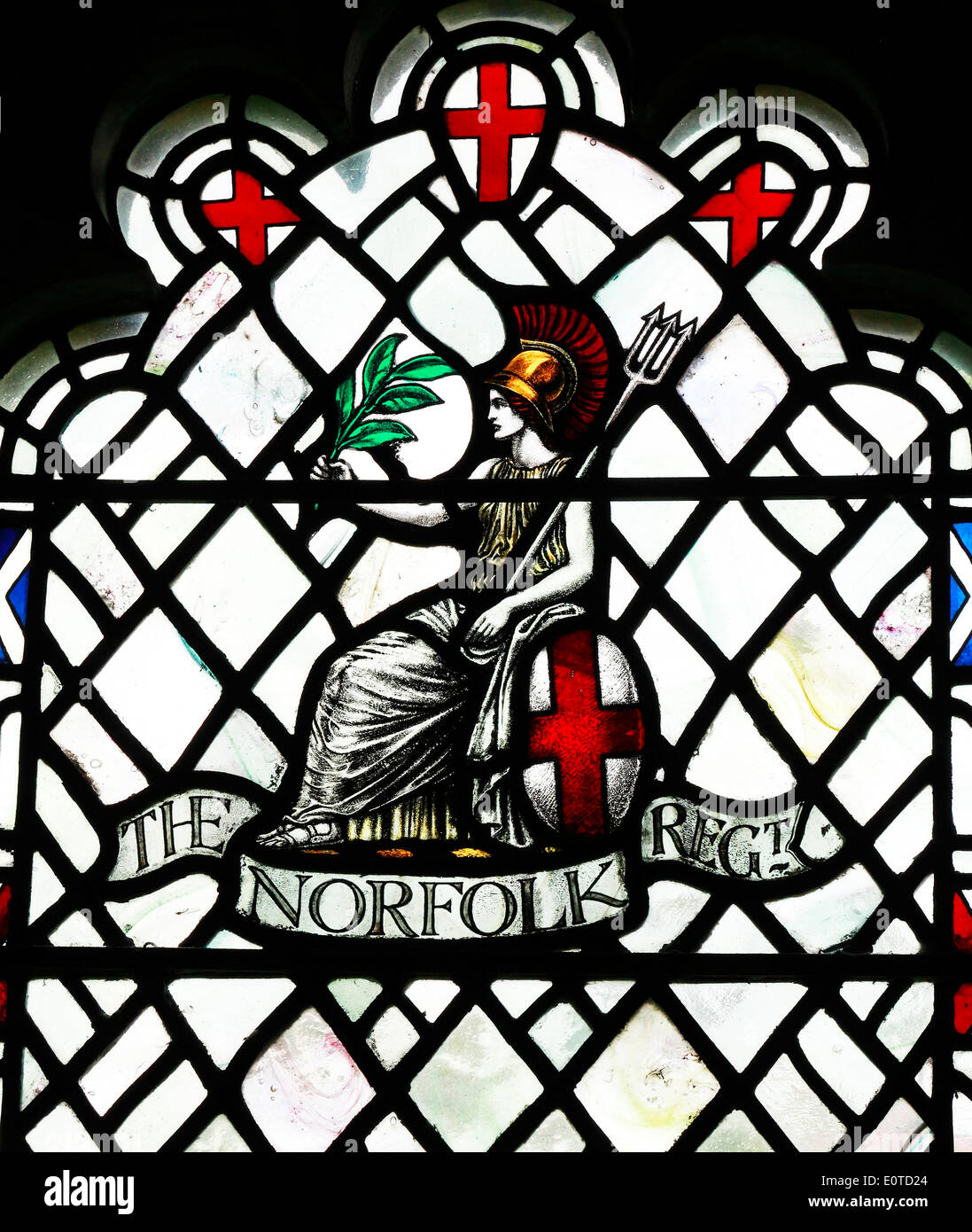 Le vitrail commémoratif à Norfolk Regiment, qui a disparu à la 1ère guerre mondiale, par Karl Parsons 1920, style Arts and Crafts Banque D'Images
