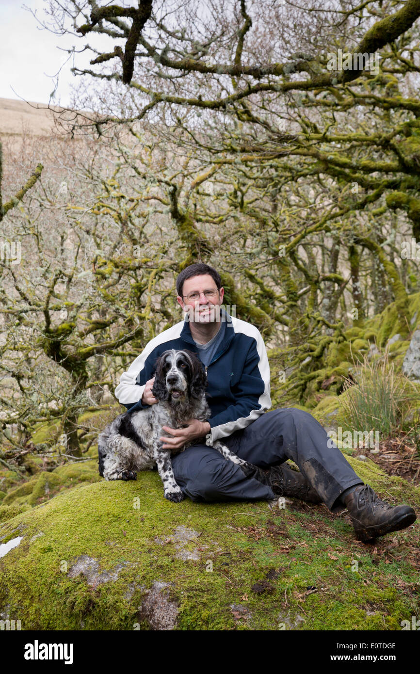 Wistman's Wood, l'homme et le chien ; le Dartmoor, Devon, UK Banque D'Images