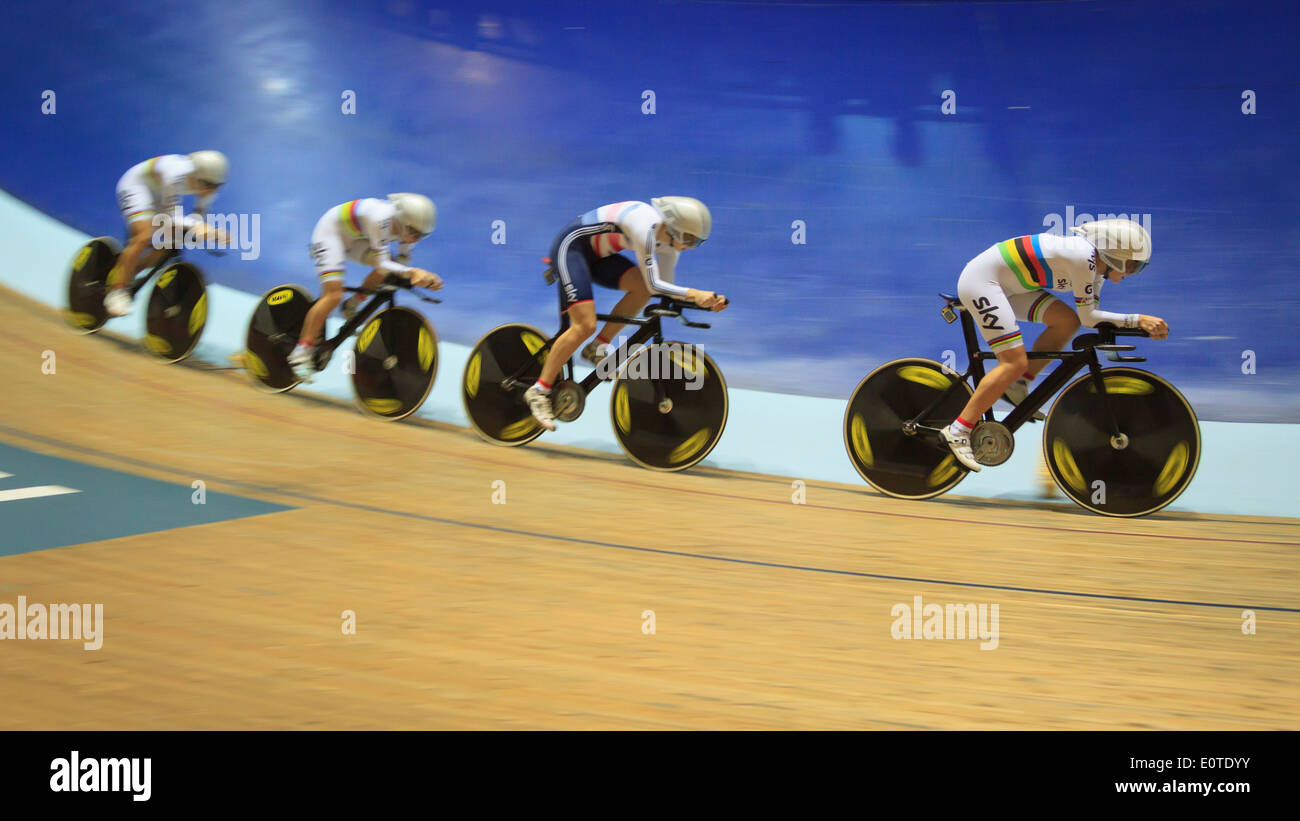 La Grande-Bretagne Poursuite féminine squad établissant un nouveau record du monde au vélodrome de Manchester, de la Coupe du Monde UCI sur piste 2013 Banque D'Images