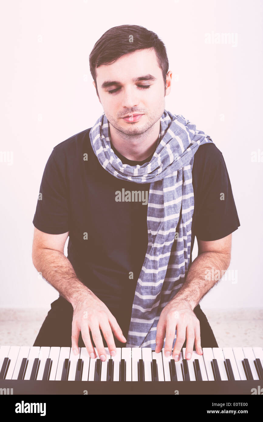 Portrait de jeune homme à jouer du piano. Banque D'Images