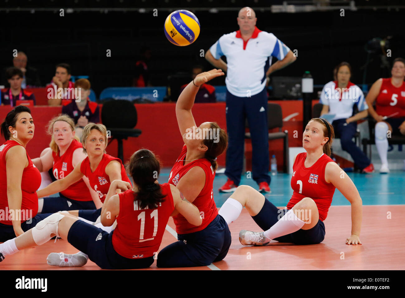 Martine Wright de Grande-bretagne (c) en action pendant les Jeux Paralympiques de Londres 2012 premier pool un match Women's volleyball assis en Grande-Bretagne contre l'Ukraine à Londres, Grande-Bretagne, 31 août 2012. Wright a perdu ses deux jambes dans l'explosion dans le métro Aldgate Juillet 7 attentats de Londres en 2005. L'Ukraine a gagné 3-0 Banque D'Images