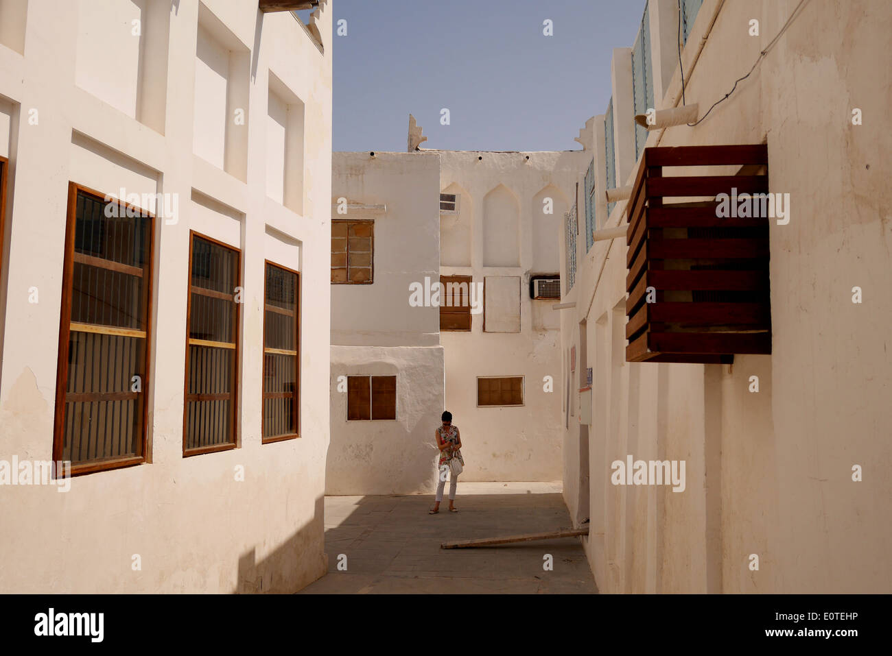 Femme dans une ruelle sur le Pearl Trail dans old Muharraq, Royaume de Bahreïn Banque D'Images