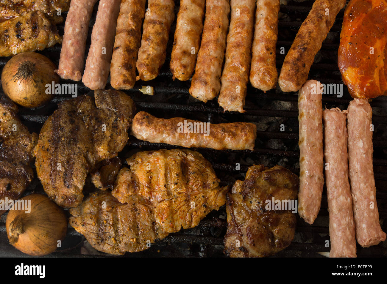 Les steaks et les poireaux oblongues cuisson sur le grill Banque D'Images