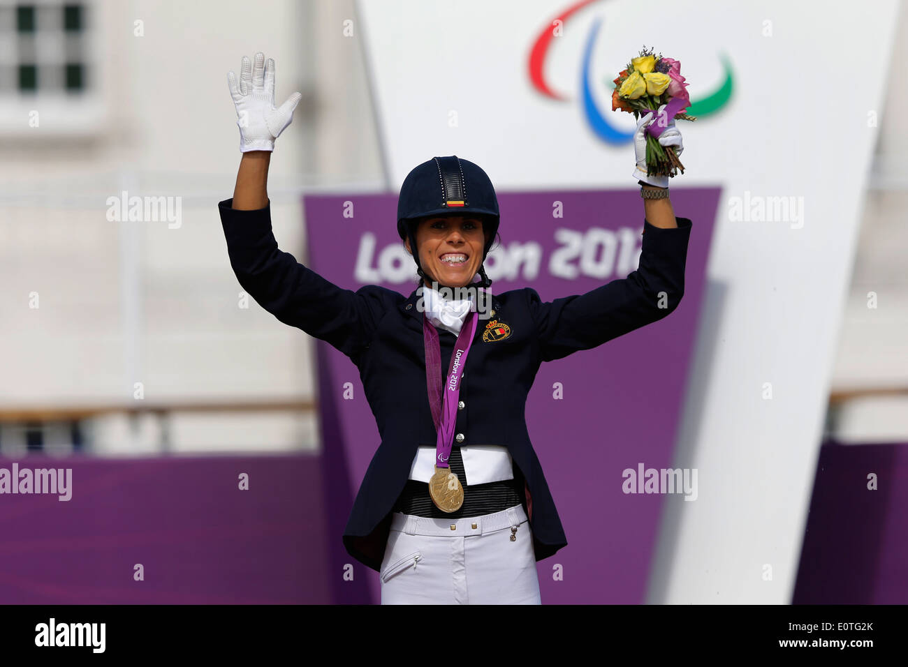 Michele George de la Belgique célèbre remportant la médaille d'or dans l'épreuve individuelle de dressage équestre Freestyle - Grade IV à Greenwich park pendant les Jeux Paralympiques de 2012 à Londres, Londres, Grande-Bretagne, 04 septembre 2012. Banque D'Images