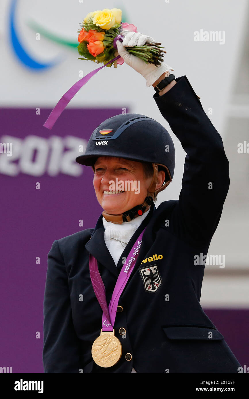 Hannelore Brenner de l'Allemagne célèbre avec sa médaille d'or à la suite de l'Equestrian Dressage Freestyle individuel - Classe III à Greenwich park pendant les Jeux Paralympiques de 2012 à Londres, Londres, Grande-Bretagne, 04 septembre 2012. Banque D'Images