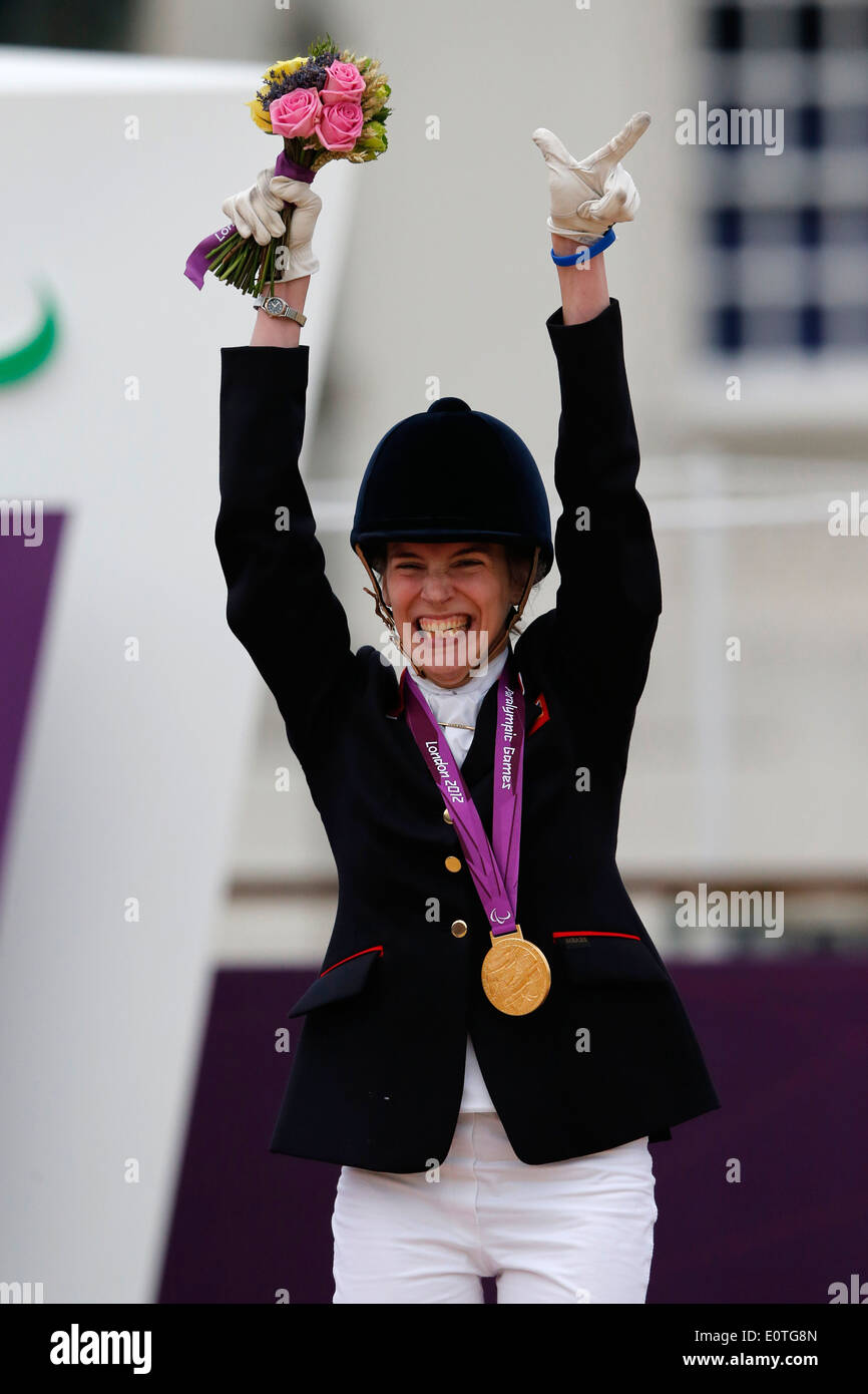 Sophie Christiansen de Grande-bretagne célèbre avec sa médaille d'or à la suite de l'Equestrian Dressage Freestyle individuel Grade 1un événement à Greenwich Park pendant les Jeux Paralympiques de 2012 à Londres à Londres, Grande-Bretagne, 04 septembre 2012. Banque D'Images