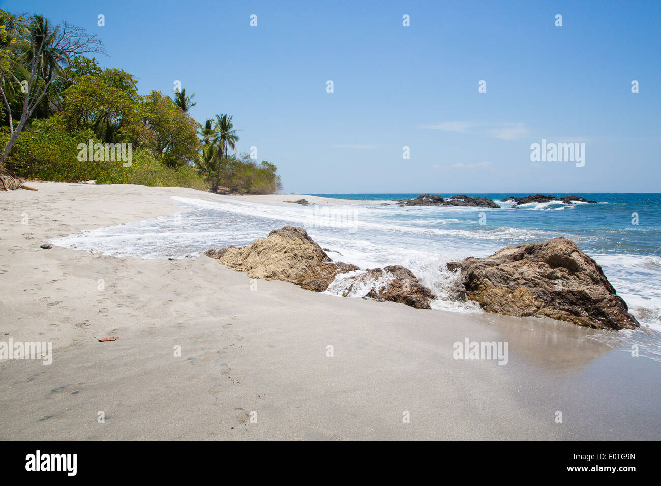 Plage de sable blanc près de Montezuma sur la péninsule de Nicoya au Costa Rica Banque D'Images