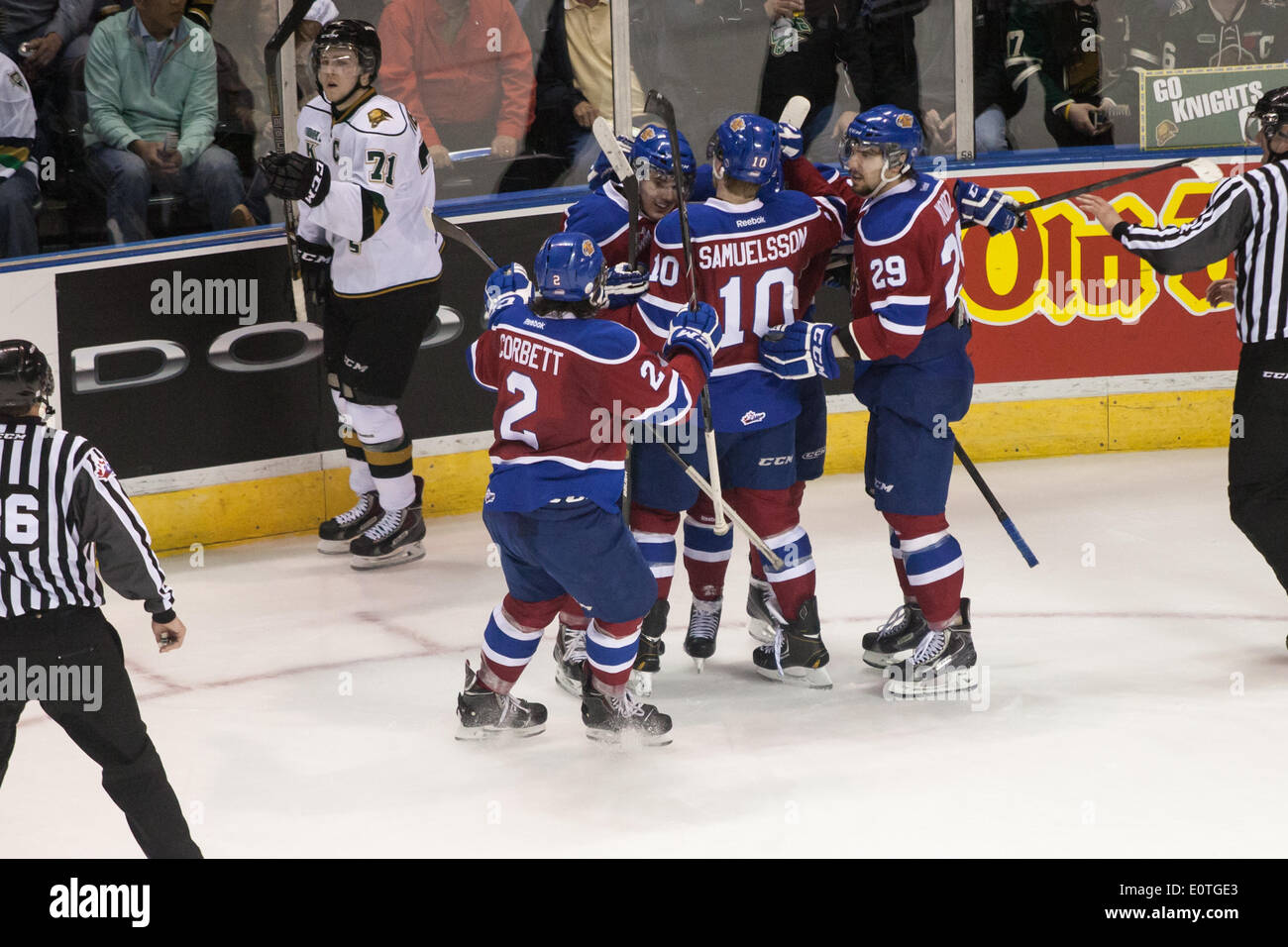 London, Ontario, Canada. 18 mai 2014. Les membres de l'Oil Kings d'Edmonton célébrer après avoir marqué un but dans la période cpdn contre les Knights de London à la coupe Memorial à London (Ontario), le 19 mai 2014. Edmonton a défait les chevaliers 5-2 pour améliorer leur fiche à 1-1 alors que les Chevaliers de l'hôte chute à 0 à 2. Credit : Mark Spowart/Alamy Live News Banque D'Images