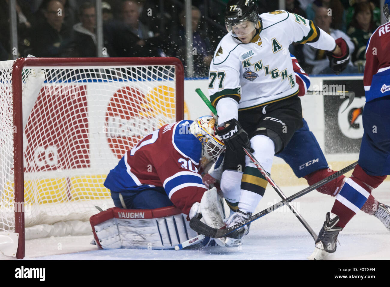 London, Ontario, Canada. 18 mai 2014. Josh Anderson (77) de la London Knights ot tente d'éviter l'huile d'Edmonton gardien Roi Tristan Jarry à la fin de la troisième période à la coupe Memorial à London (Ontario), le 19 mai 2014. Edmonton a défait les chevaliers 5-2 pour améliorer leur fiche à 1-1 alors que les Chevaliers de l'hôte chute à 0 à 2. Credit : Mark Spowart/Alamy Live News Banque D'Images