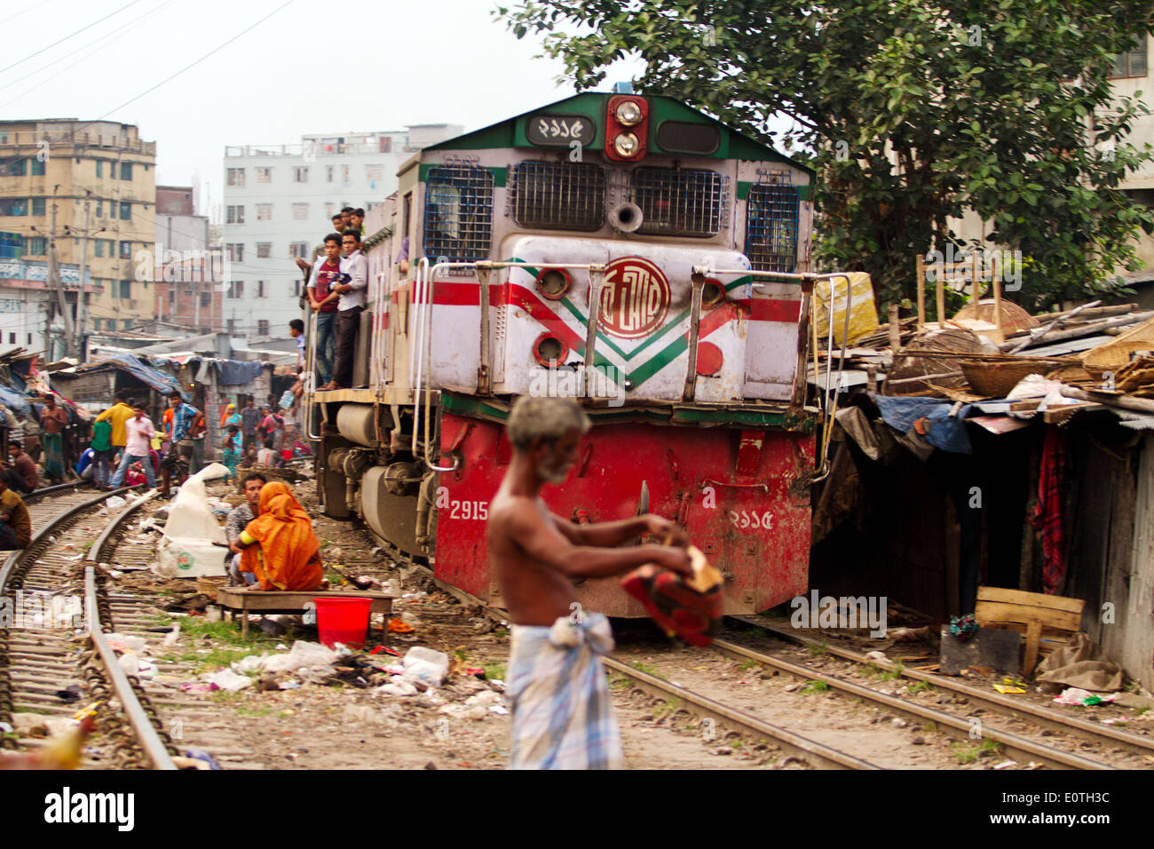 Les gens du Bangladesh dans les bidonvilles de Dhaka le long partie railroad vivant dans l'extrême pauvreté. Banque D'Images