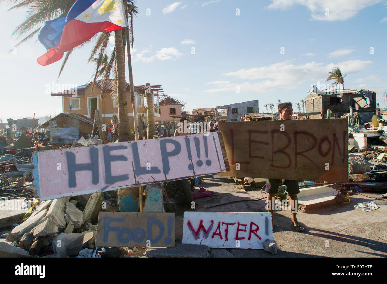 Impuissants les gens de demander de l'aide et de l'eau dans la ville de Tacloban, Philippines Banque D'Images