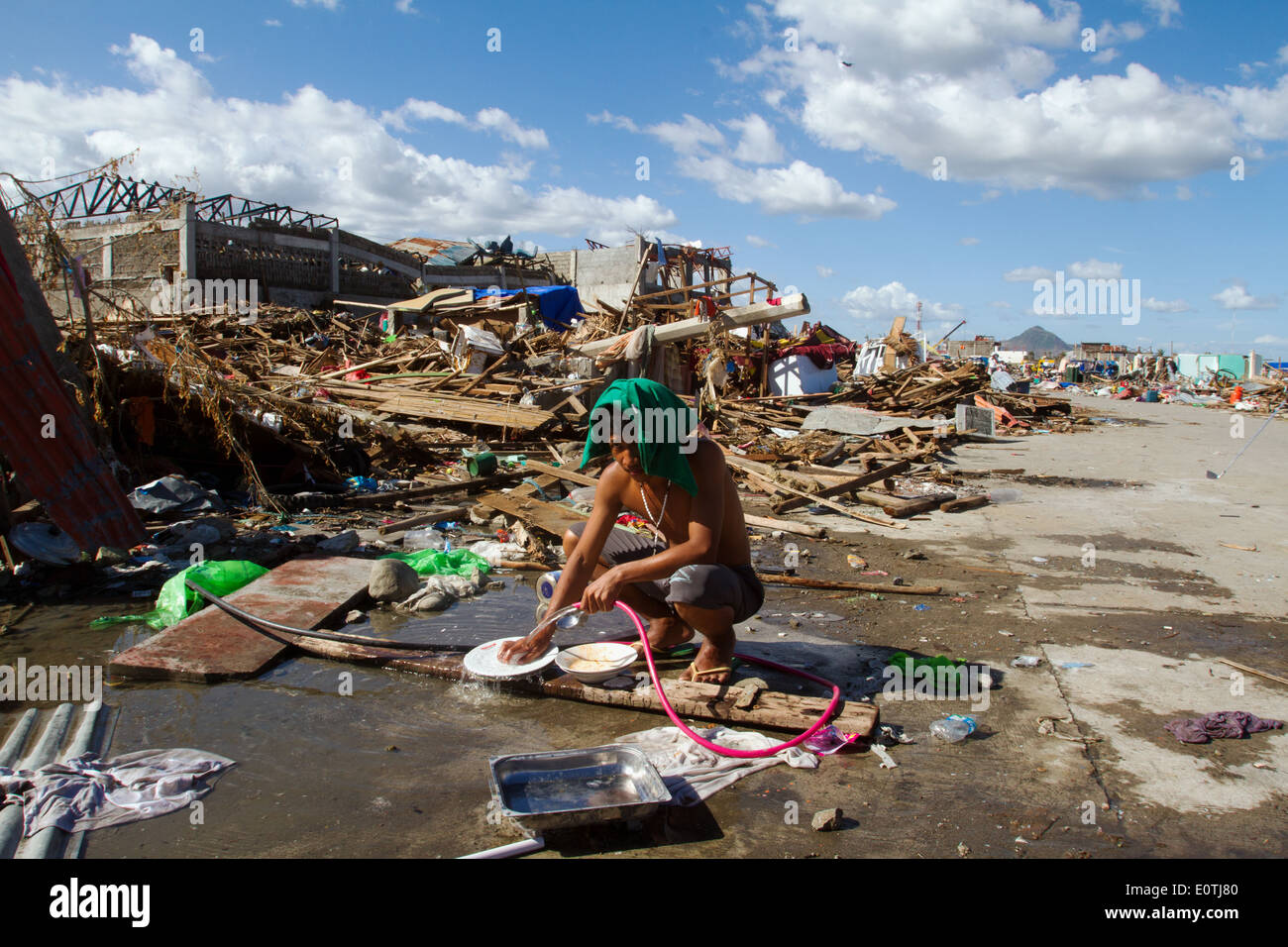 La vaisselle dans survivant Tacloban City Philippines Banque D'Images