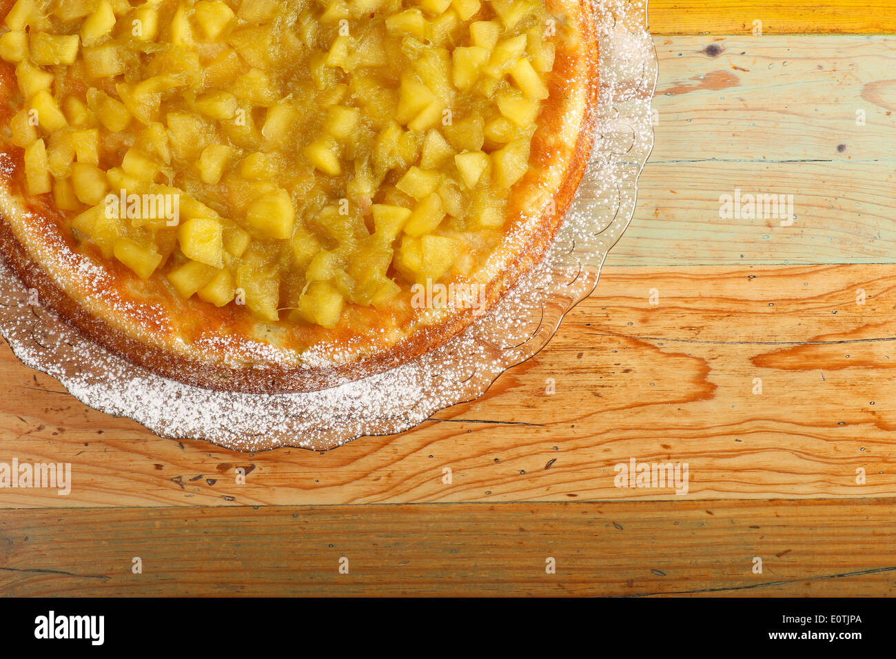 Gâteau sucré à la rhubarbe et les pommes sur la plaque de verre de sucre à glacer, table en bois peint rugueux Banque D'Images