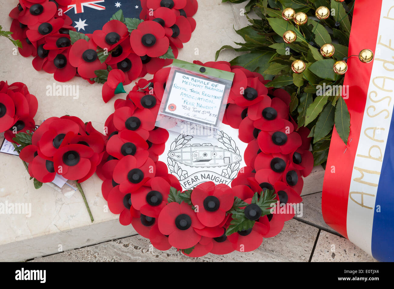 Des couronnes de coquelicots portées en souvenir au Cimetière de guerre du Commonwealth de Cassino pour 70e anniversaire de fin de batailles Cassino Banque D'Images