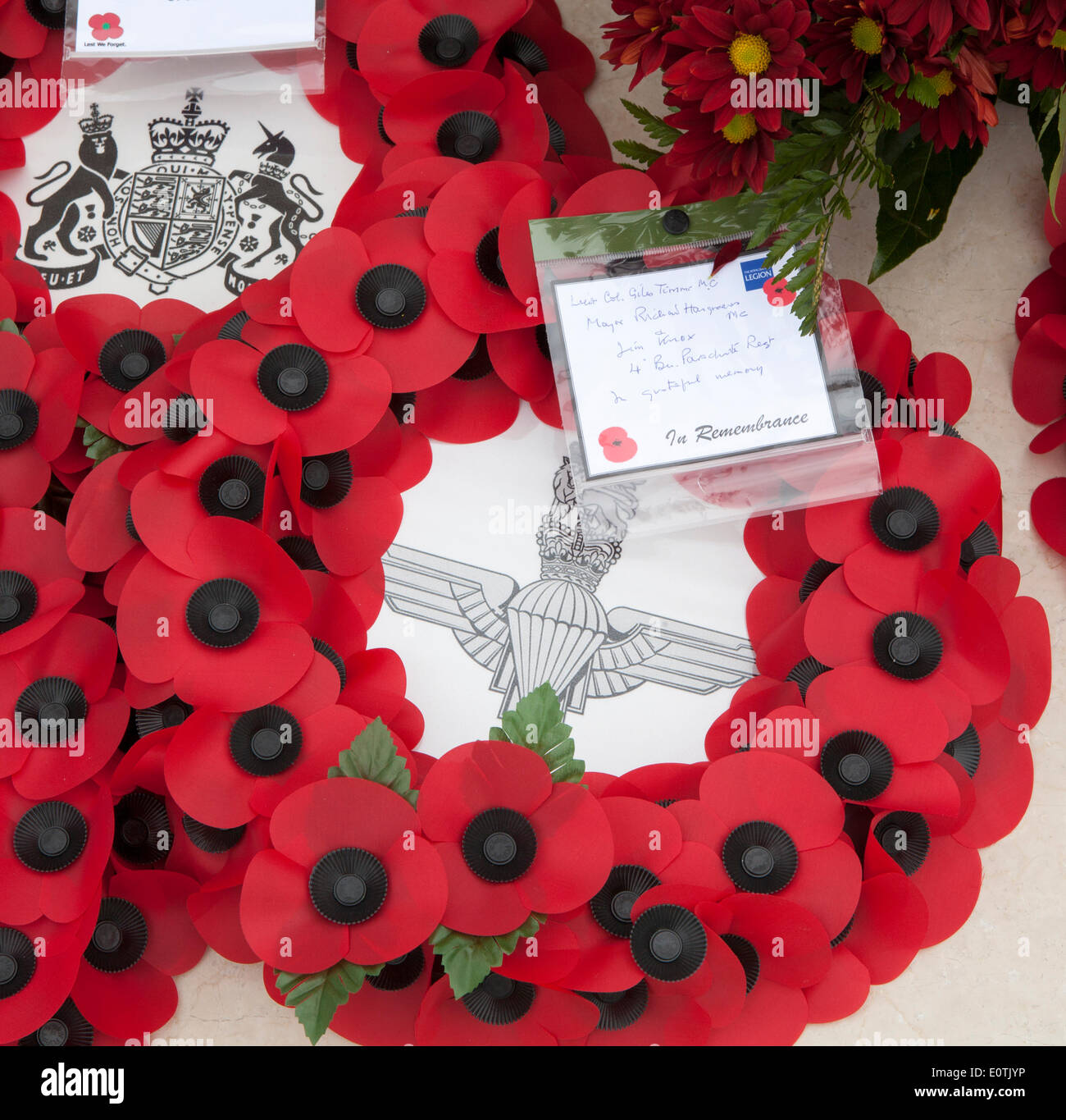 Des Couronnes De Coquelicots Portees En Souvenir Au Cimetiere De Guerre Du Commonwealth De Cassino Pour 70e Anniversaire De Fin De Batailles Cassino Photo Stock Alamy