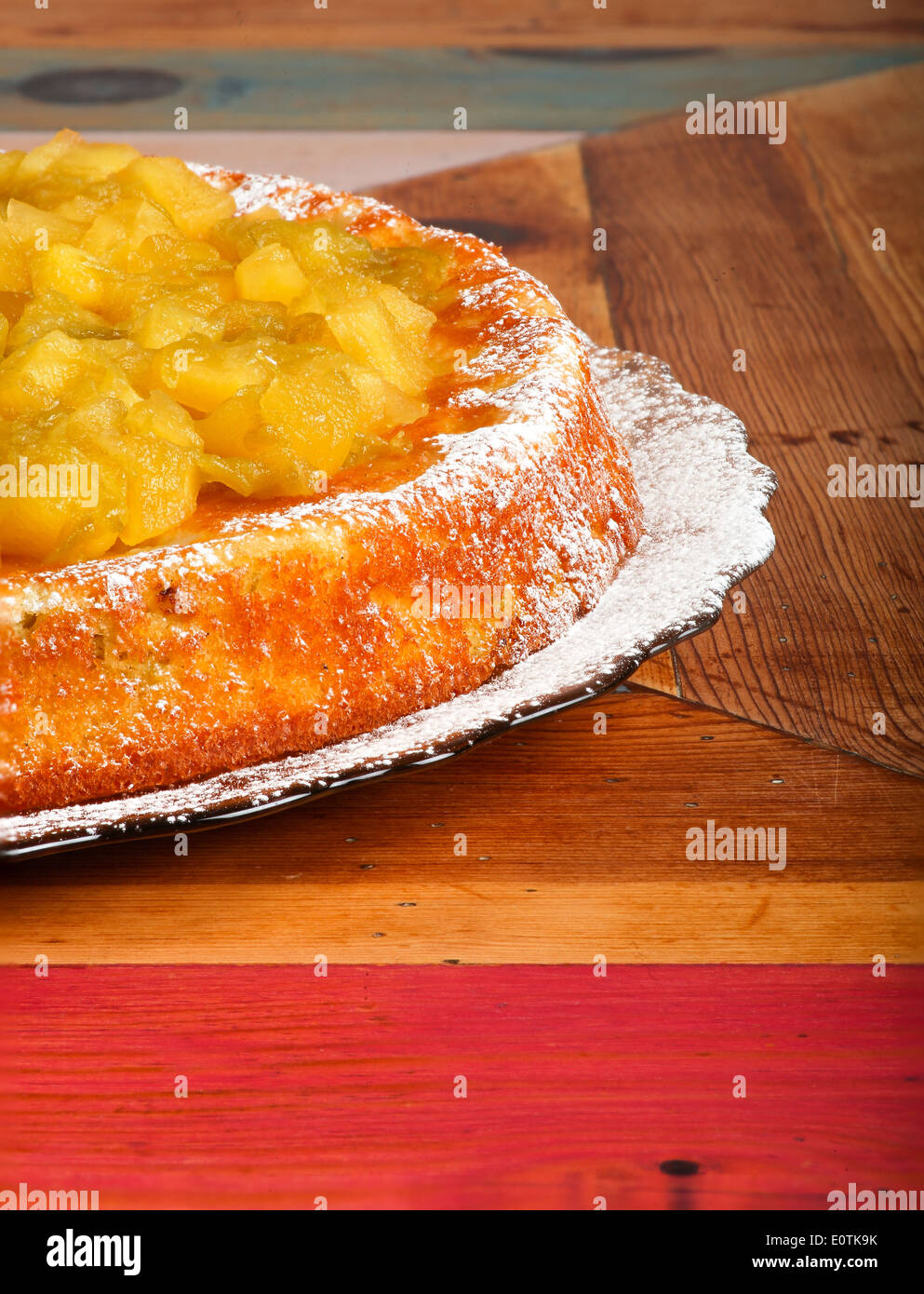 Gâteau sucré à la rhubarbe et les pommes sur la plaque de verre de sucre à glacer, table en bois peint rugueux Banque D'Images