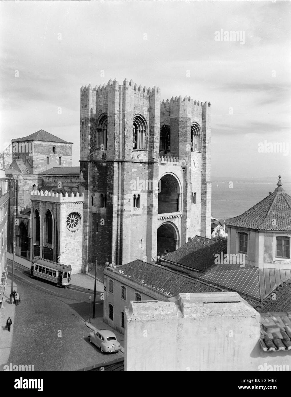 Sé de Lisboa, également connue sous le nom de cathédrale de Lisbonne, est un monument historique et architectural au cœur de Lisbonne. La cathédrale est un exemple significatif de l'architecture médiévale et de l'histoire religieuse au Portugal. Banque D'Images